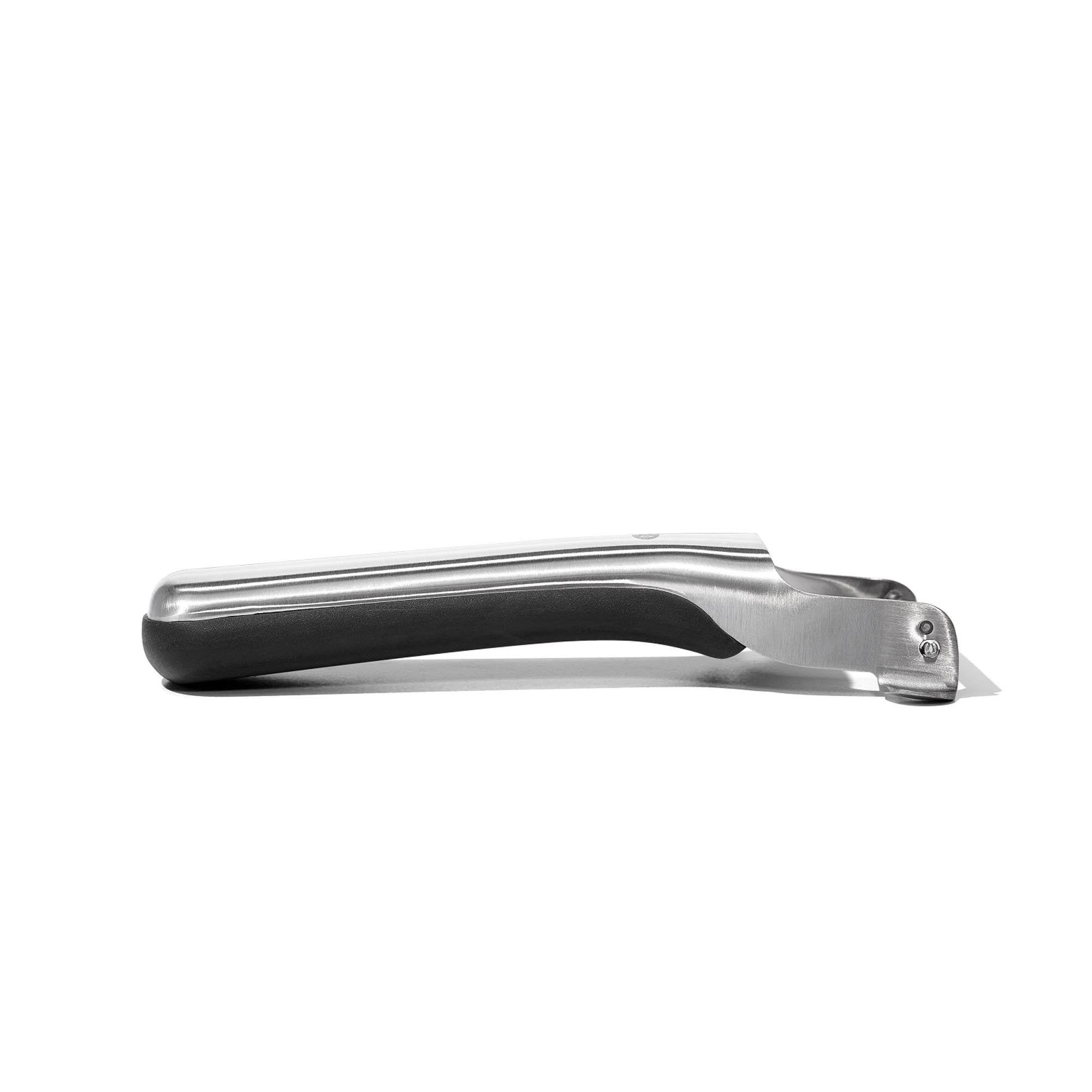 Entdecken Sie den OXO Good Grips Steel Schäler mit schwenkbarer Klinge (19 cm) – perfekt für müheloses und präzises Schälen von Obst und Gemüse.