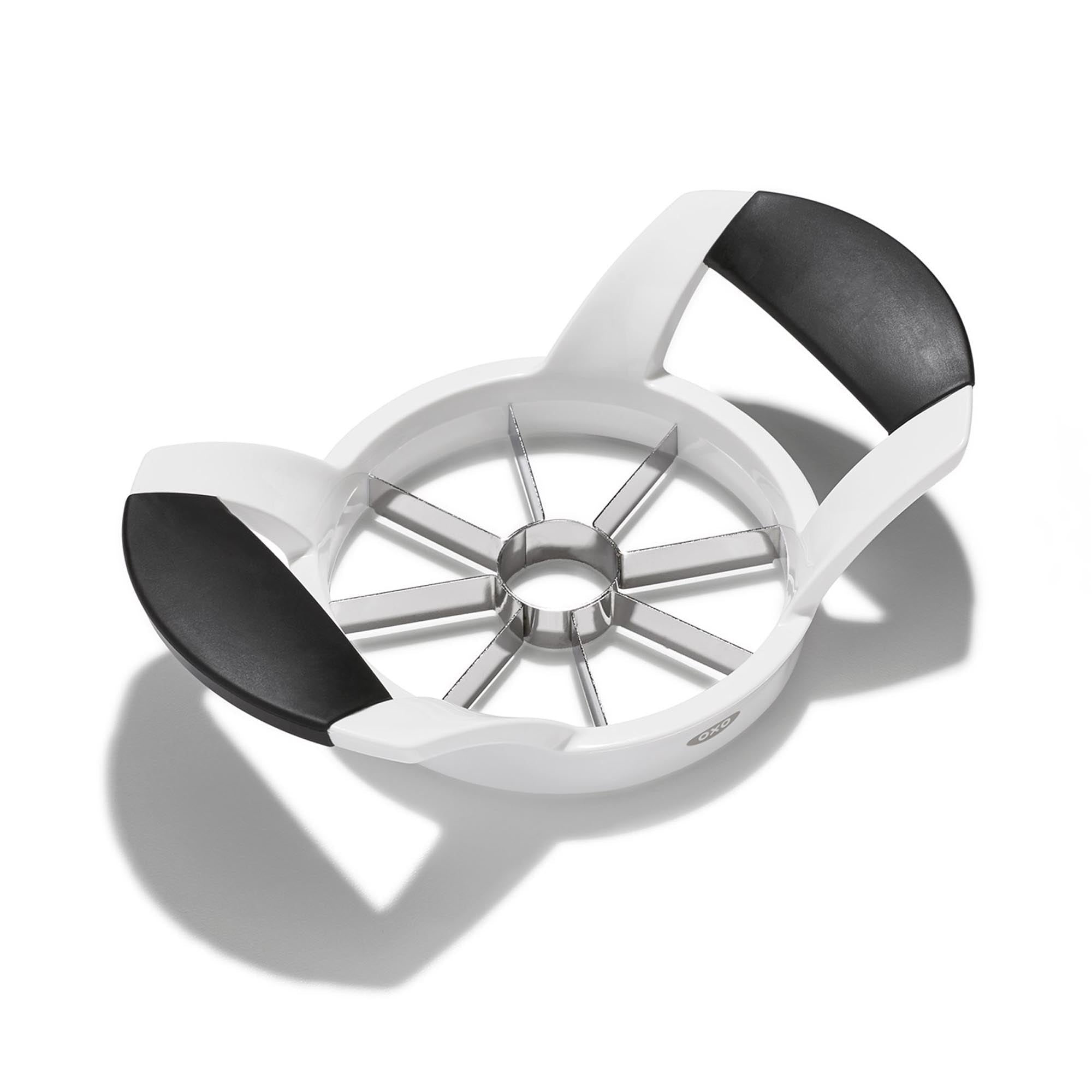 Eleganter OXO Apfelteiler: Edelstahl, ergonomisch, spülmaschinenfest. Perfekt für 8 gleichmäßige Apfelstücke.