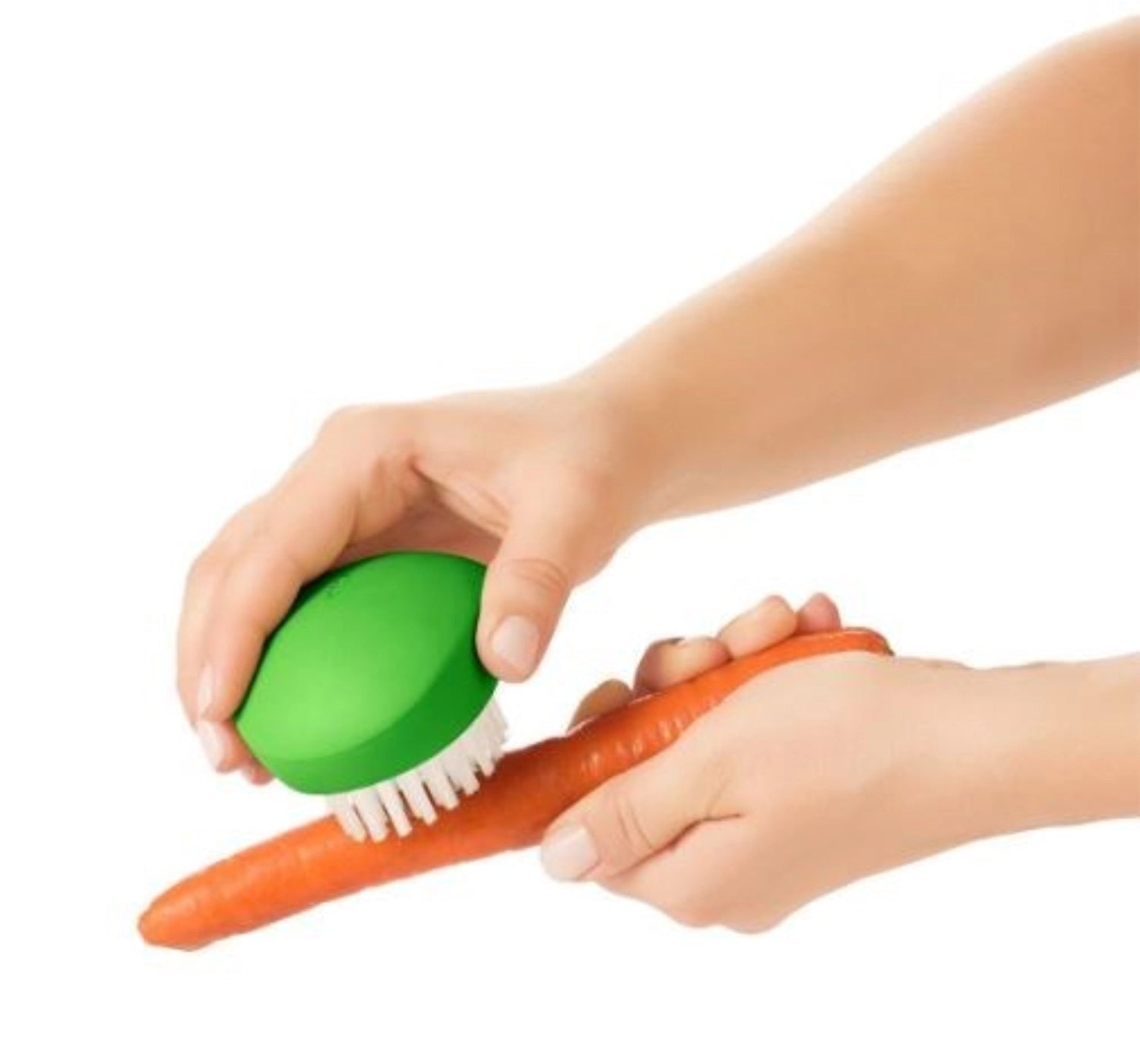 Grüne Gemüsebürste von OXO, ideal zum gründlichen Reinigen von Gemüse, ergonomisches Design für komfortable Handhabung.