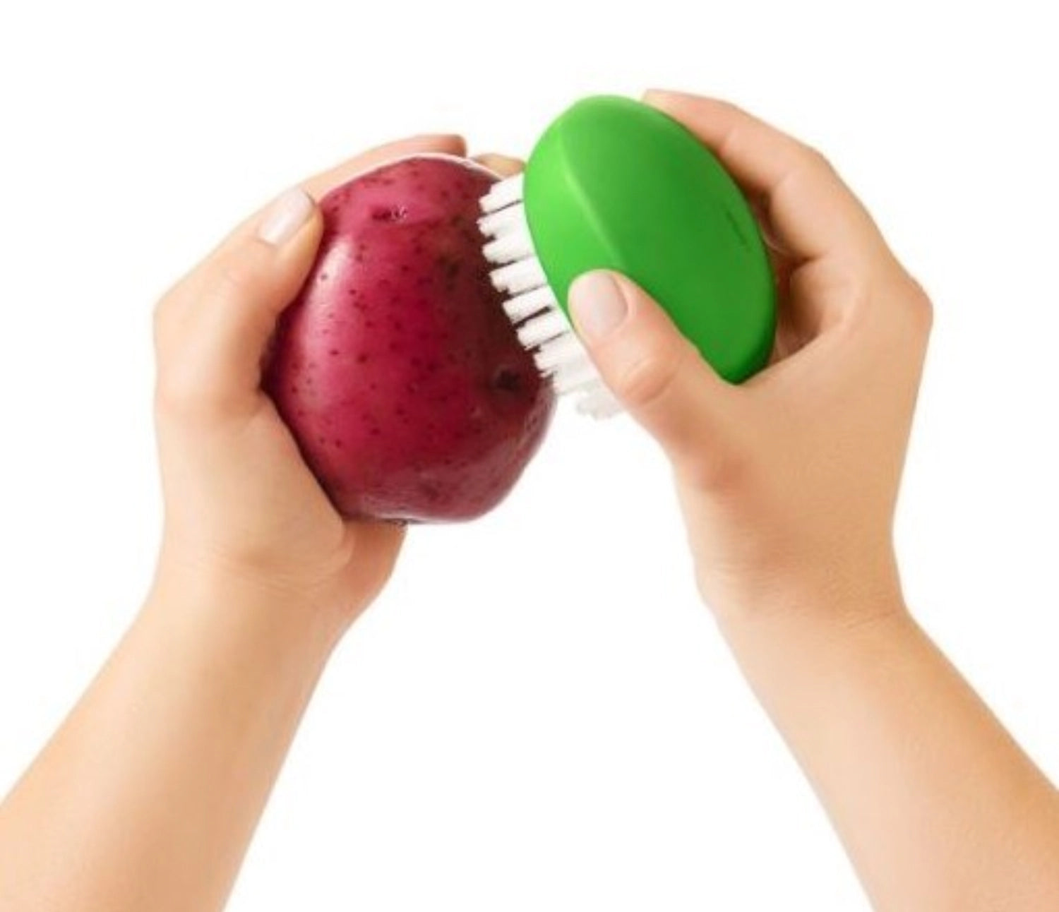 Die grüne OXO Gemüsebürste reinigt Obst und Gemüse gründlich mit stabilen Borsten und liegt dank ergonomischem Design gut in der Hand.