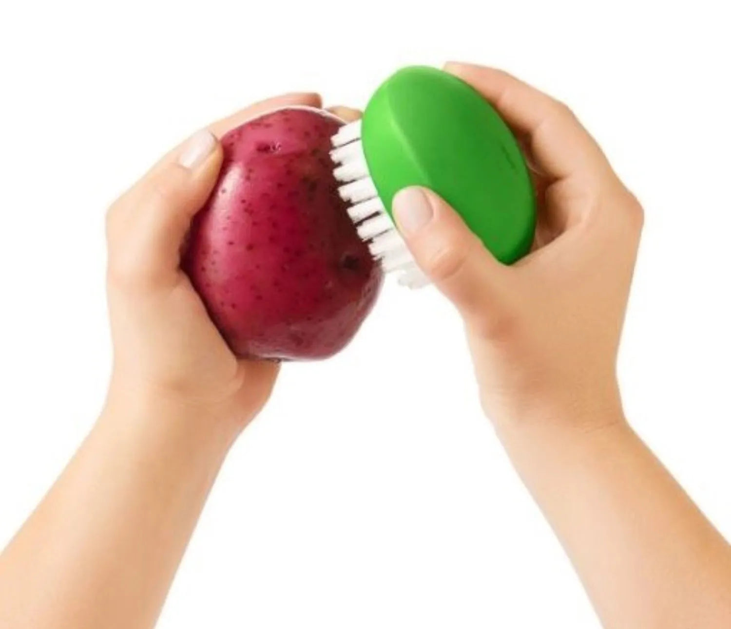 Die grüne OXO Gemüsebürste reinigt Obst und Gemüse gründlich mit stabilen Borsten und liegt dank ergonomischem Design gut in der Hand.