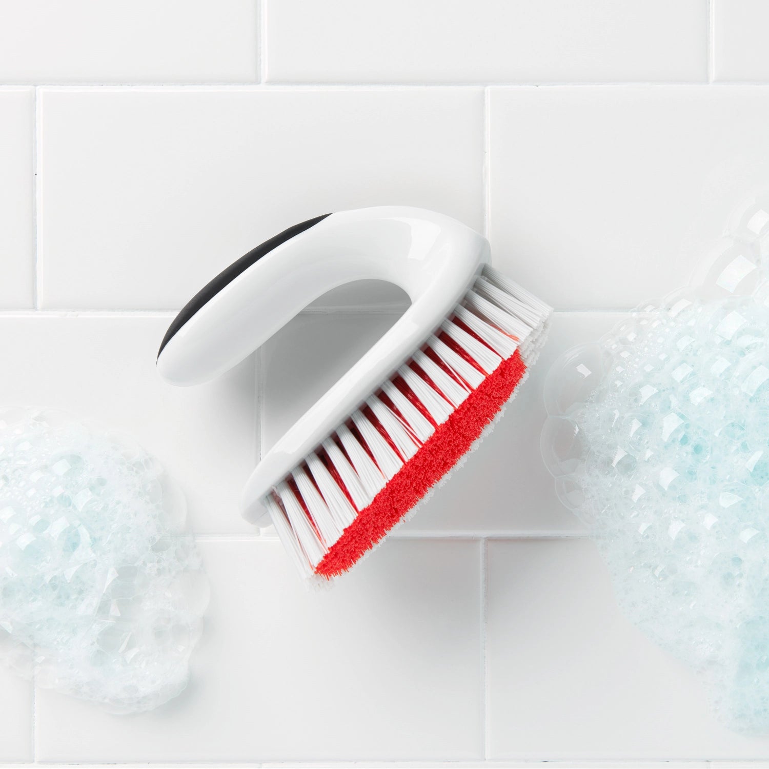 Weisse Universalbürste von OXO, 12.7x7.6 cm, ideal für effektives Abwaschen und Reinigen, ergonomisches Design für komfortable Handhabung.