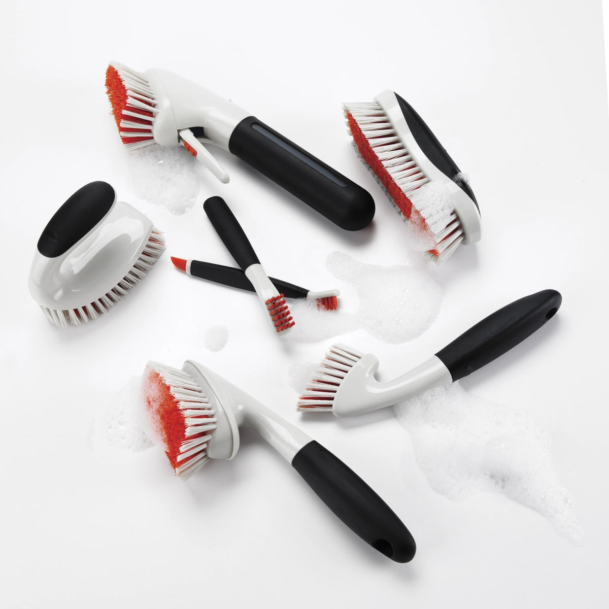 Universalbürste weiss 12.7x7.6 cm in Weiss präsentiert im Onlineshop von KAQTU Design AG. Abwasch ist von OXO