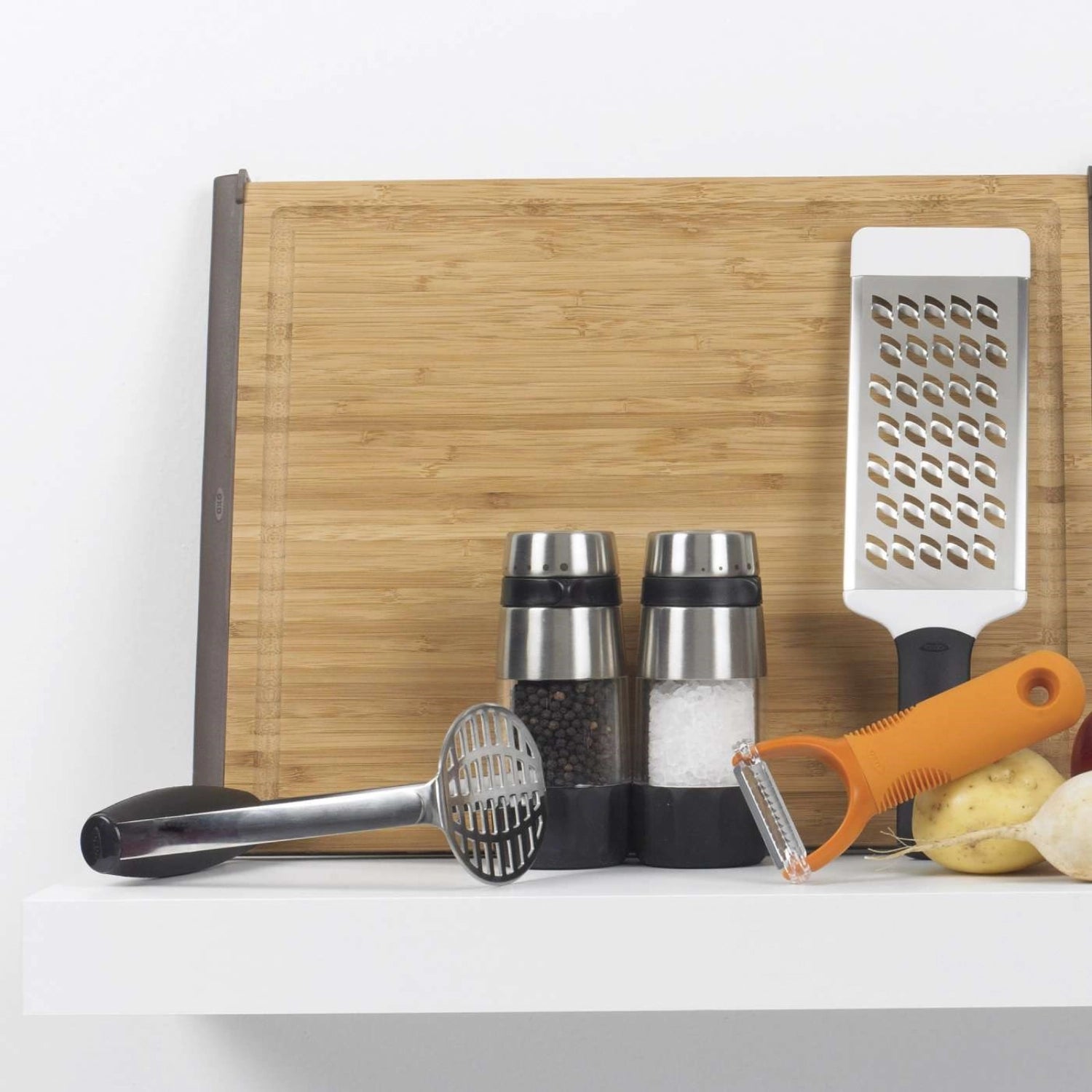 Der OXO Good Grips Kartoffelstampfer Smooth 15.2 cm bietet ergonomisches Design für müheloses Stampfen und cremige Kartoffelpürees.