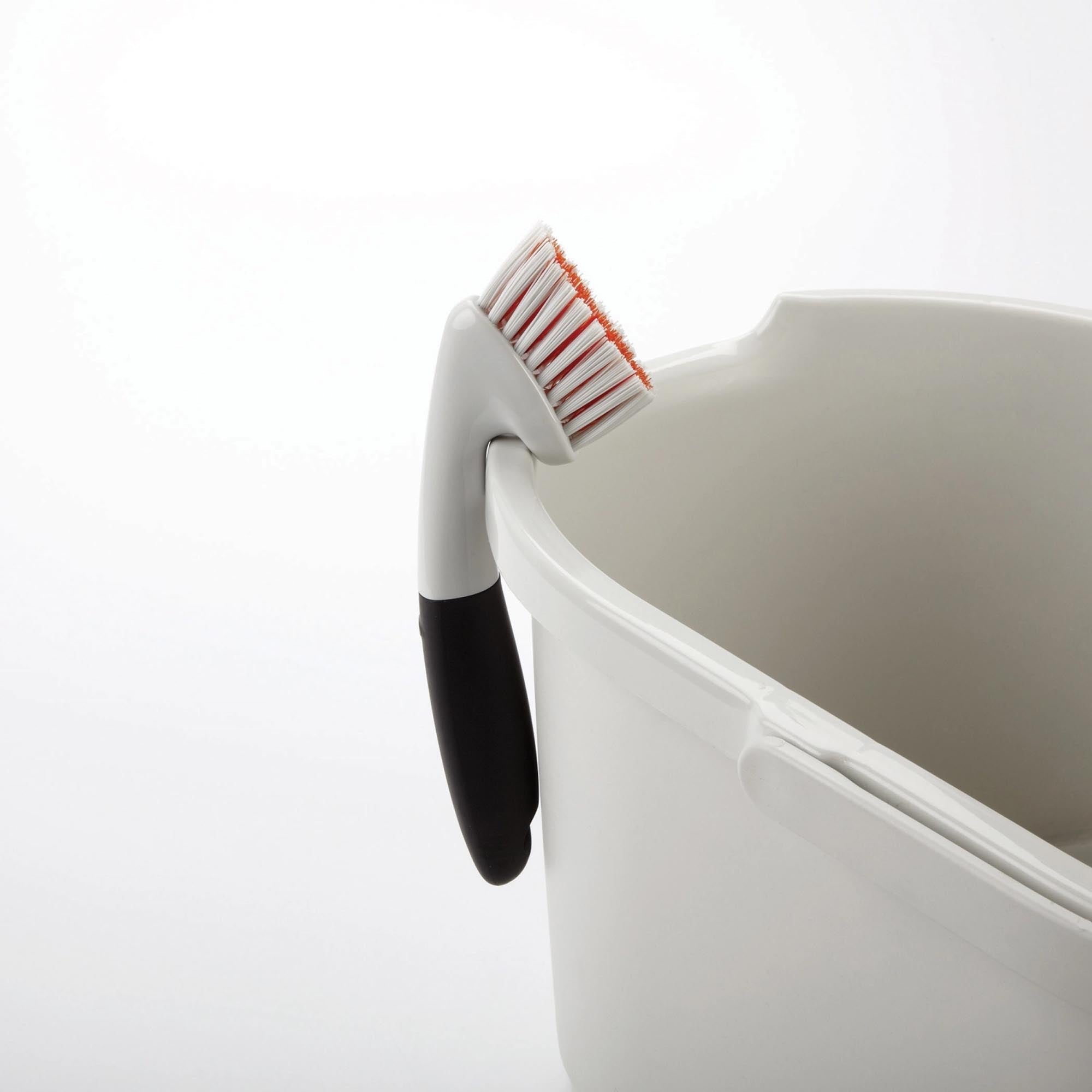 OXO Bürste 25.4 cm: Präzise Reinigung für Rillen und Kanten.