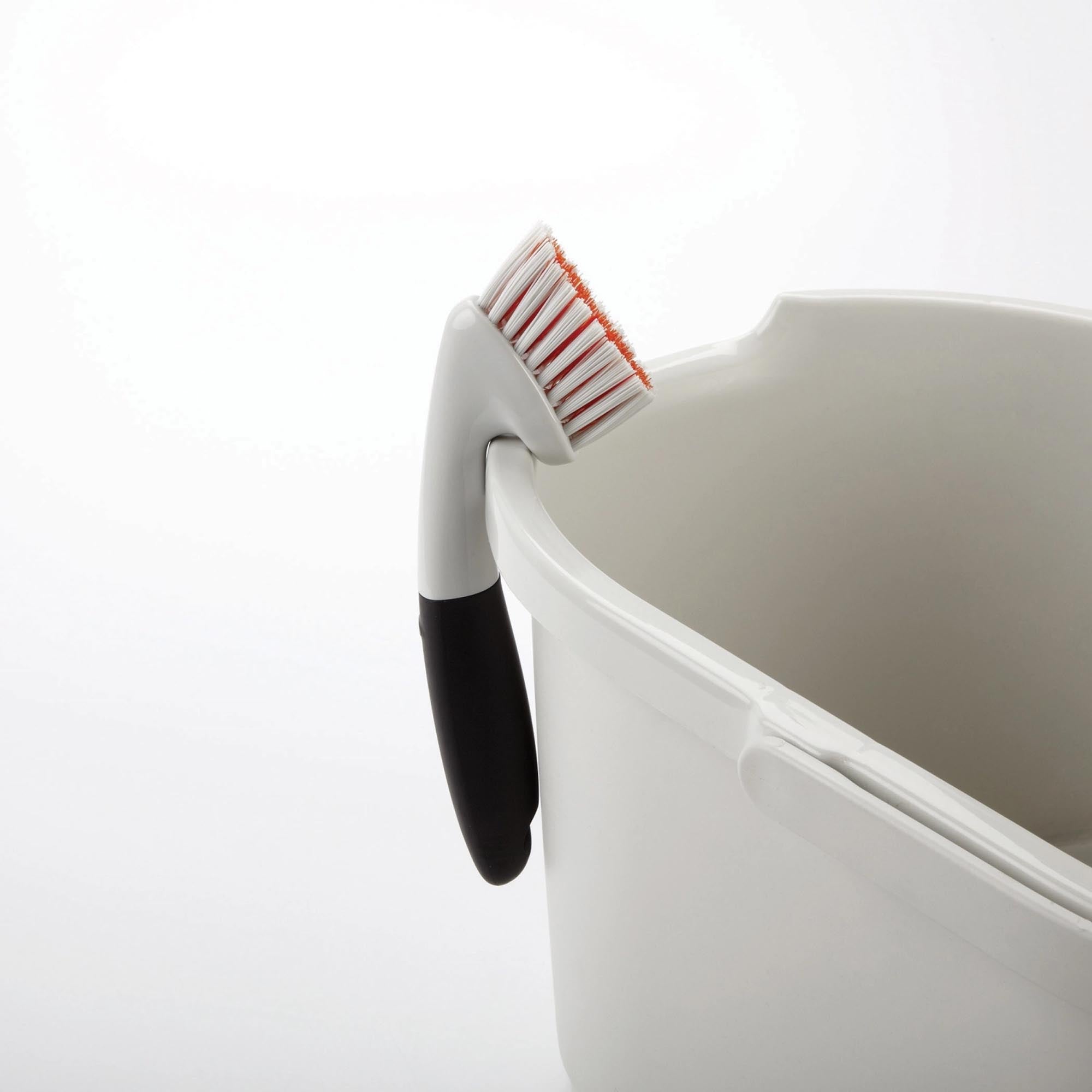 OXO Bürste 25.4 cm: Präzise Reinigung für Rillen und Kanten.