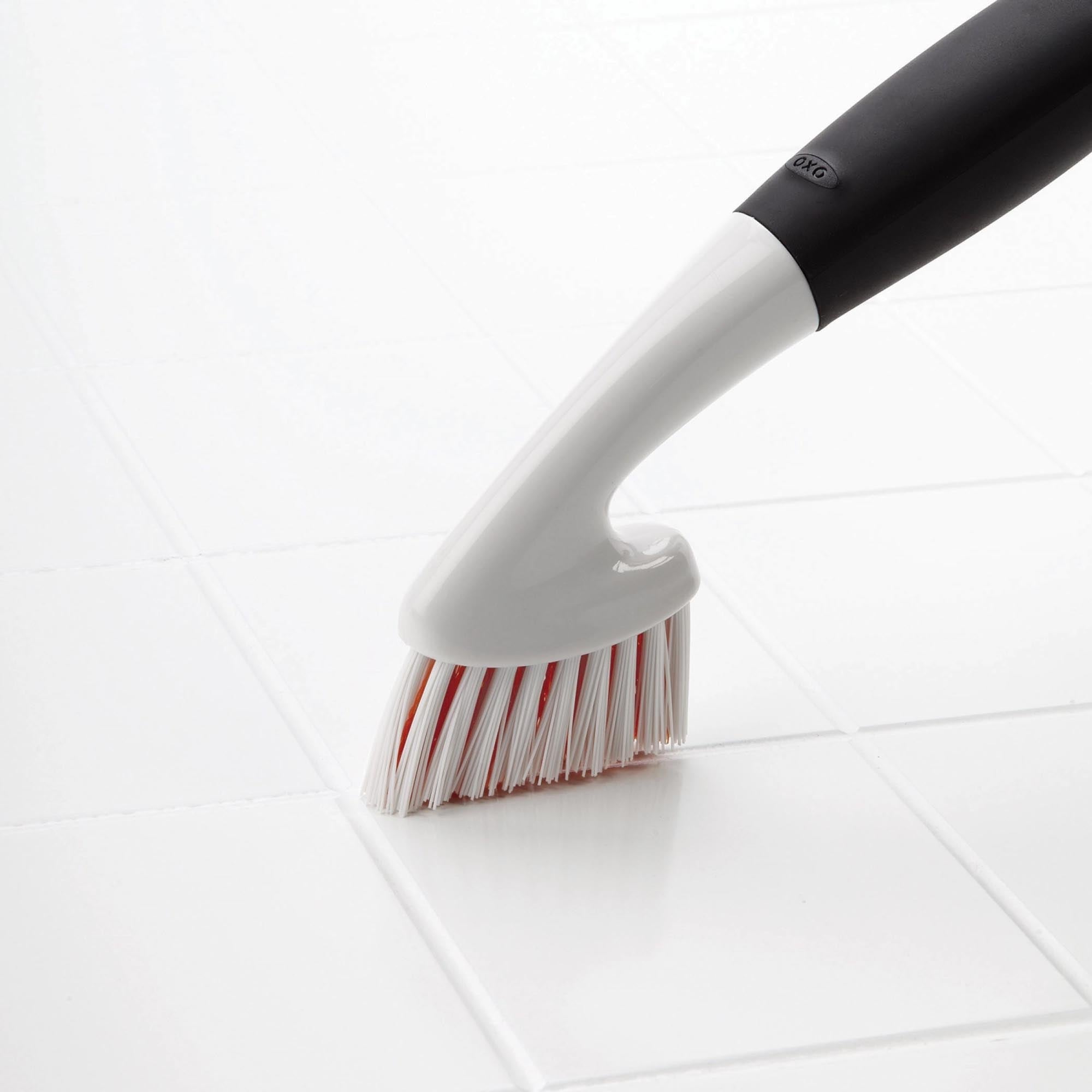 Effiziente Reinigung mit der OXO Feinen Reinigungsbürste (25.4 cm) – ideal für schwer zugängliche Rillen und Kanten in Küche und Bad.