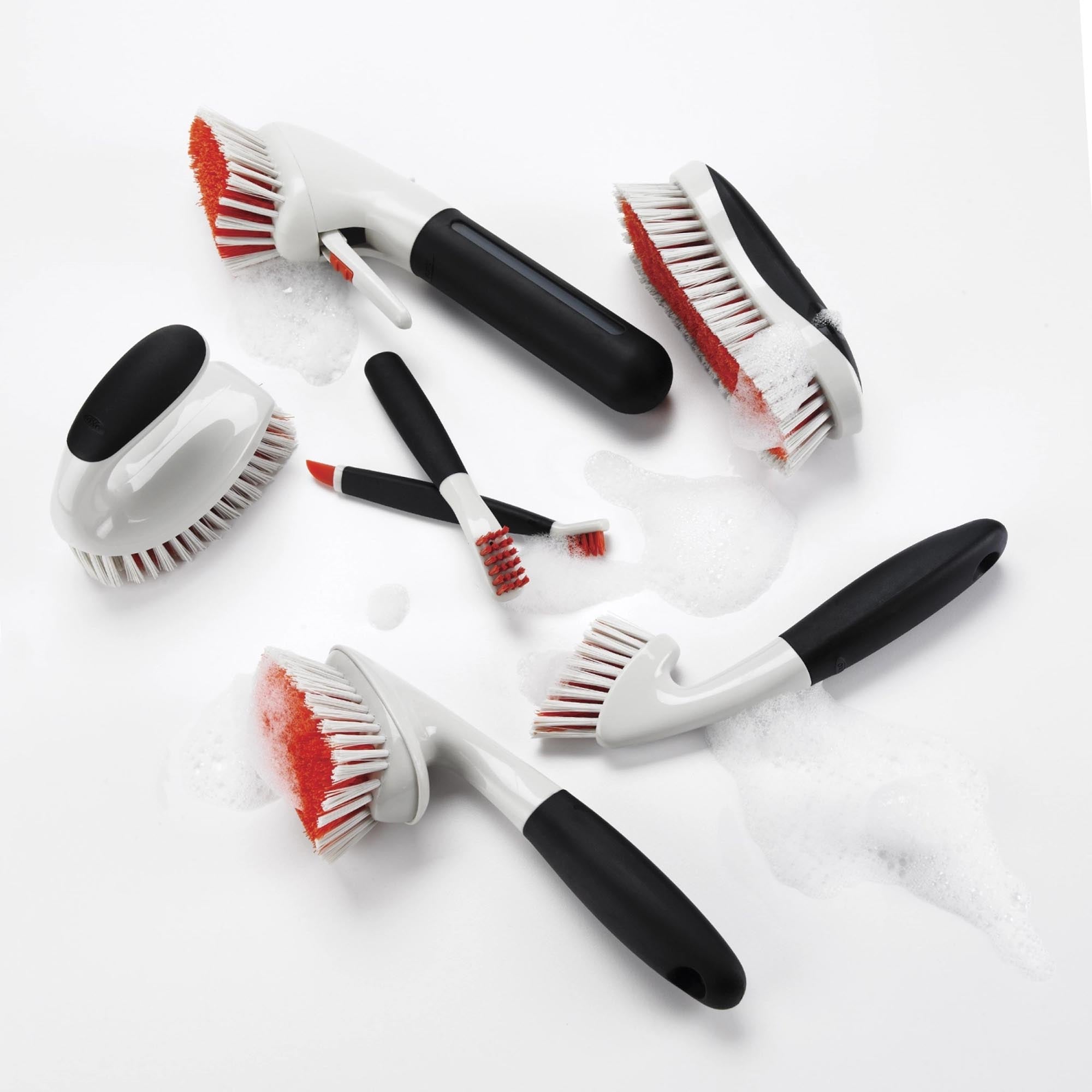 OXO Bürste 25.4 cm: Präzise Reinigung für Rillen und Kanten.
