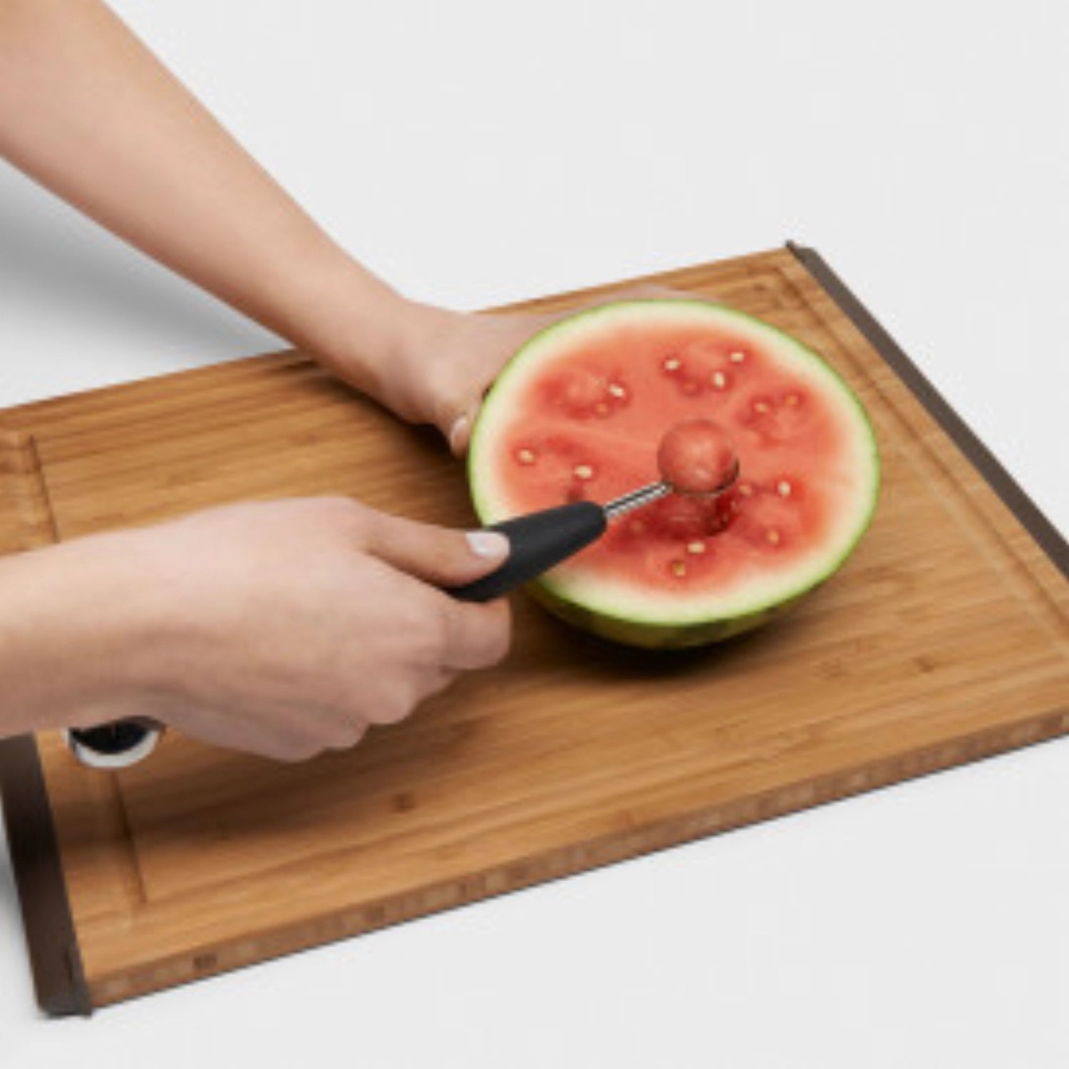 Schwarzer Kugelausstecher von OXO, ideal zum Formen von Früchten, ergonomisches Design für präzises Ausstechen, perfekt für kreative Desserts.