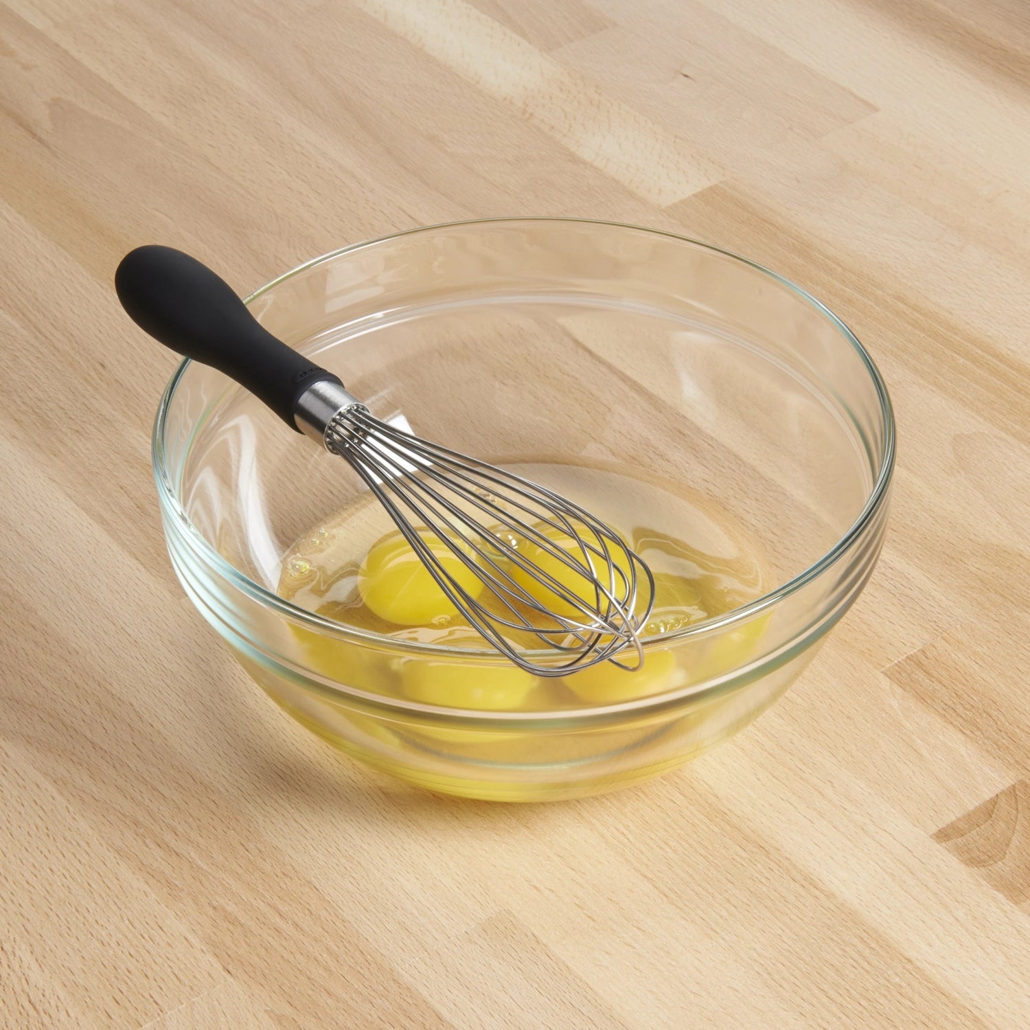 Kompakter 22 cm Schneebesen von OXO, perfekt zum Mischen und Schlagen von Zutaten, mit rutschfestem Griff für optimale Kontrolle und Komfort.