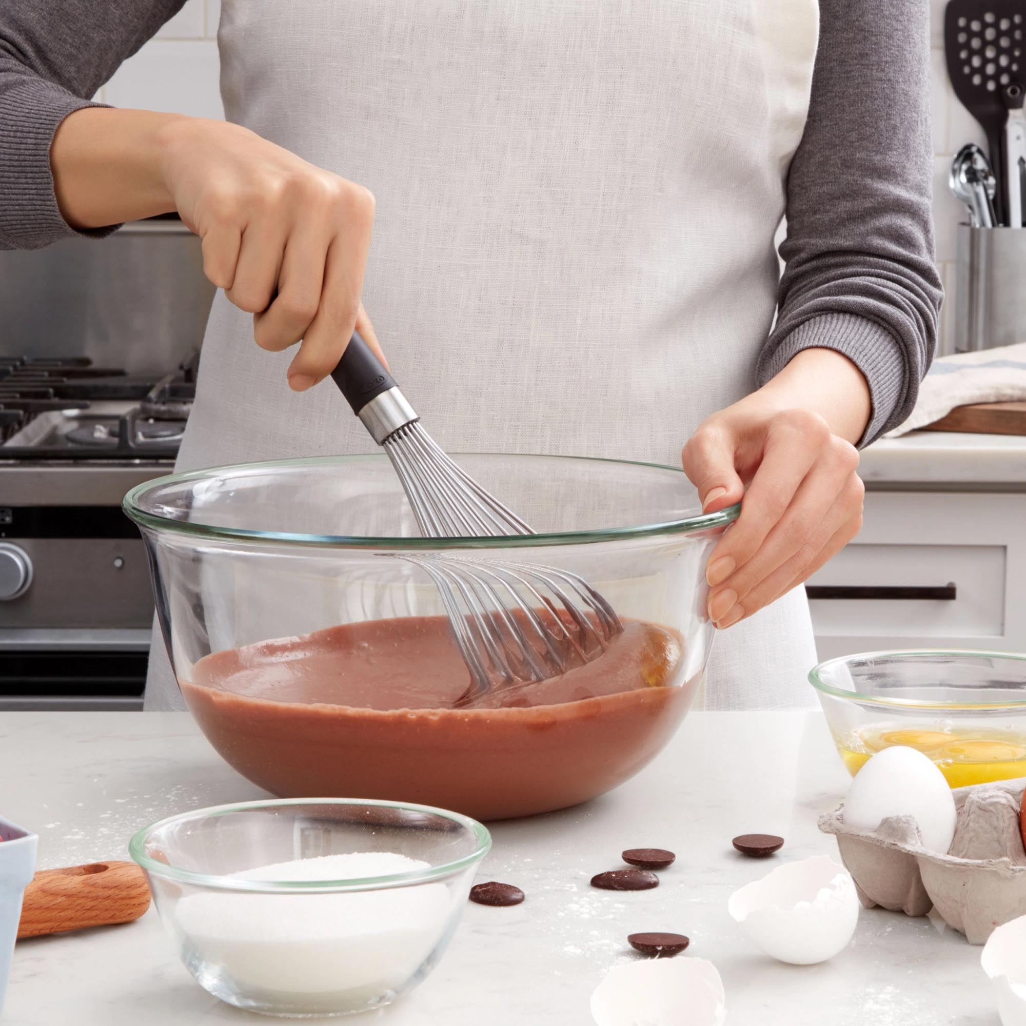 OXO Schneebesen 28 cm: Ergonomisch, langlebig, für perfekte Ergebnisse.