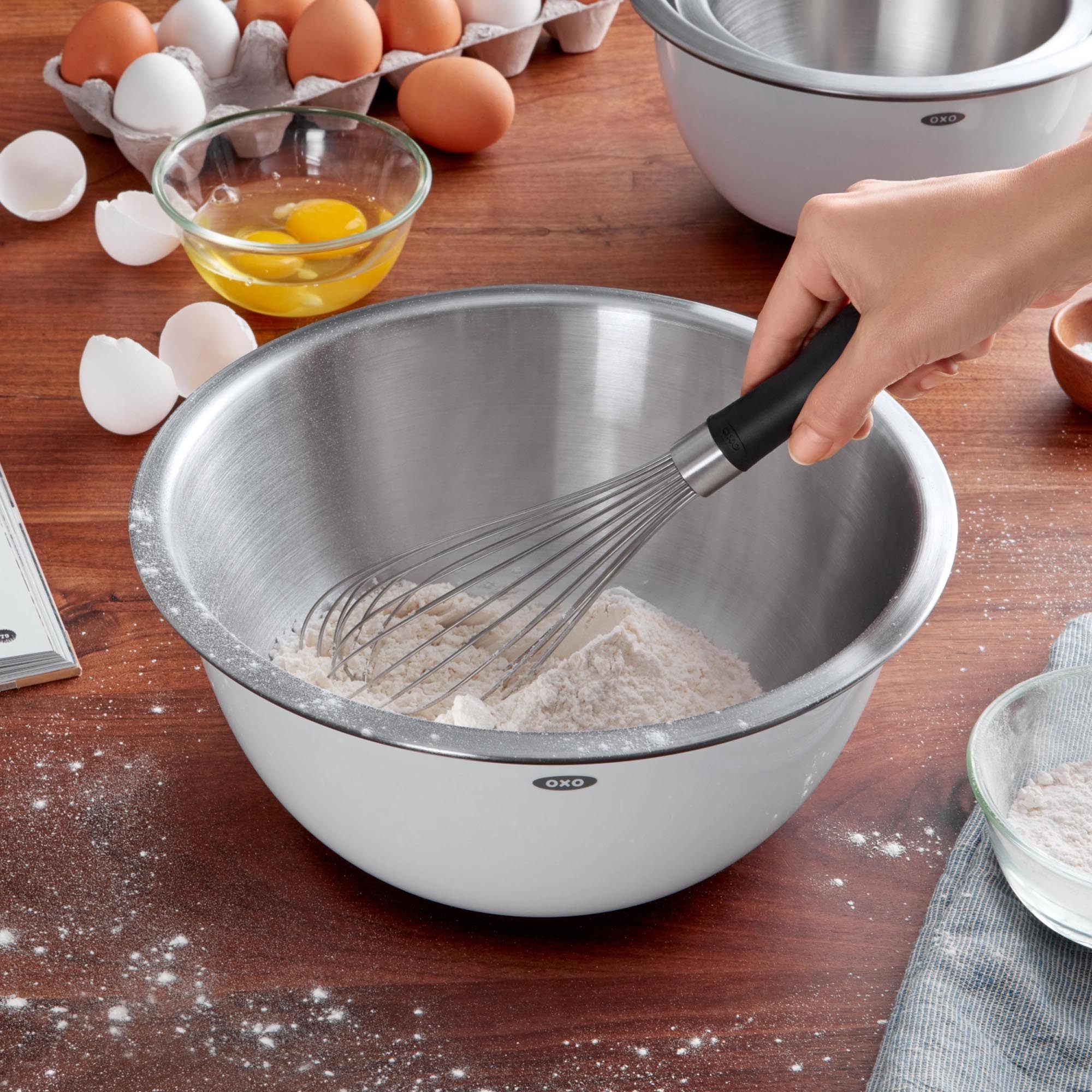 OXO Schneebesen 28 cm: Komfortabler Griff für effizientes Mixen.