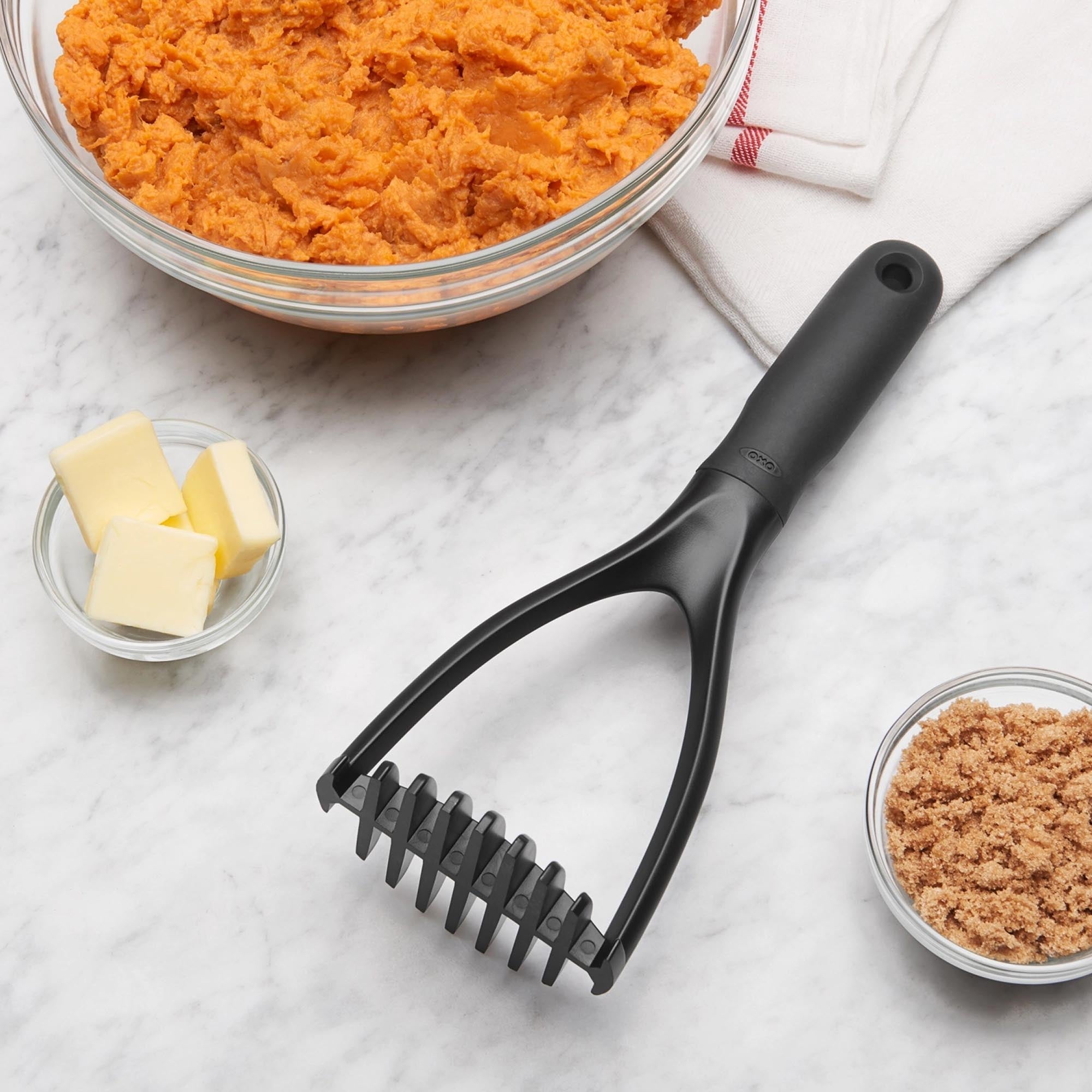 Entdecken Sie den OXO Nylon Kartoffelstampfer in elegantem Schwarz – ideal für cremige Pürees und müheloses Zerkleinern von Lebensmitteln.