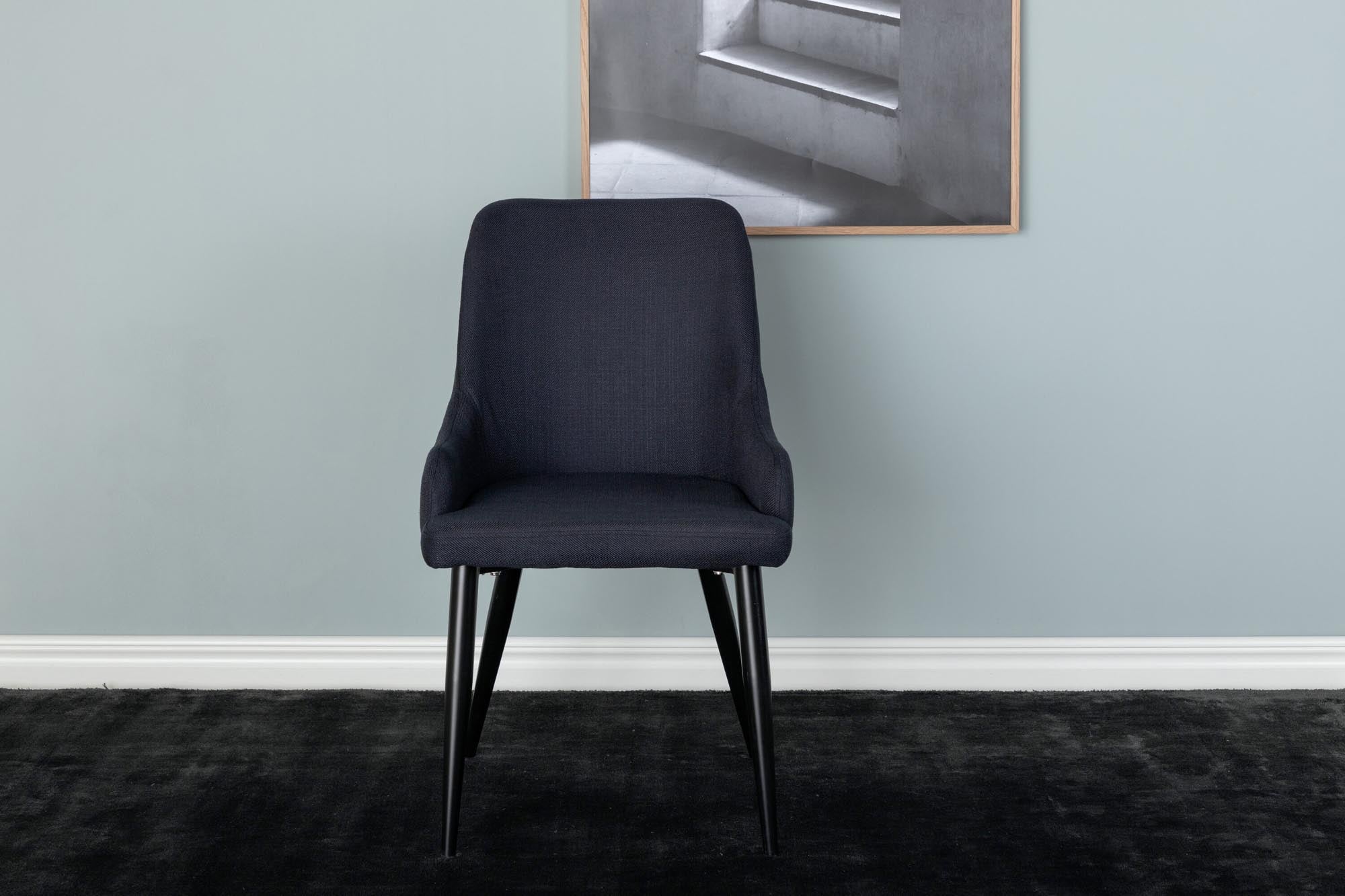 Entdecken Sie den Plaza Stuhl von Venture Home: Elegante Esszimmerstühle mit robustem Metallrahmen und weichem, grauem Polyester für höchsten Sitzkomfort.