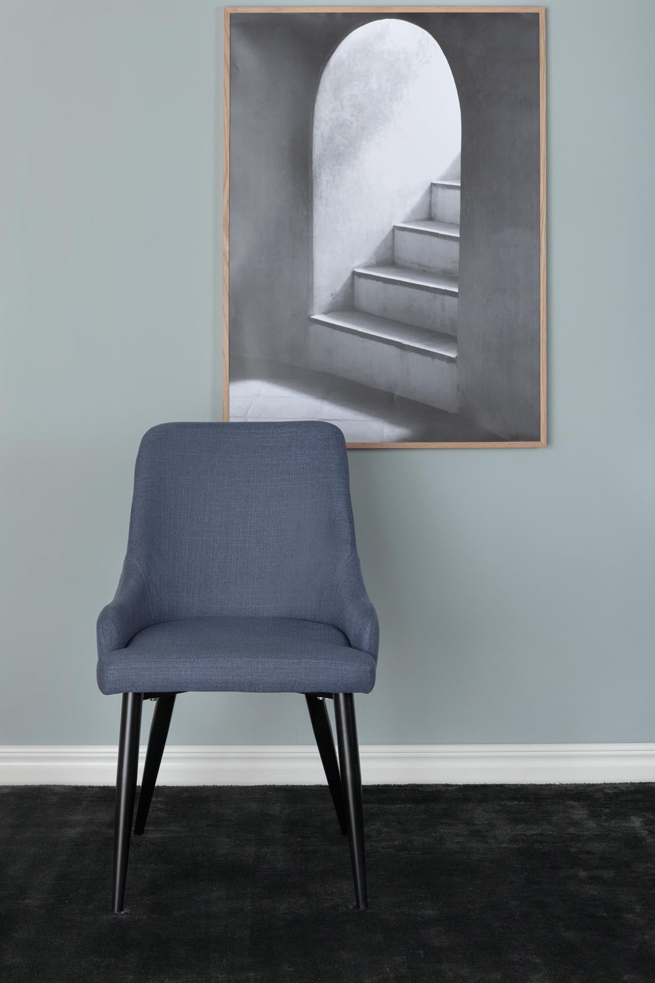 Entdecken Sie den Plaza Stuhl von Venture Home: Elegante Esszimmerstühle mit modernem Design, weicher Polsterung und robustem Metallrahmen.