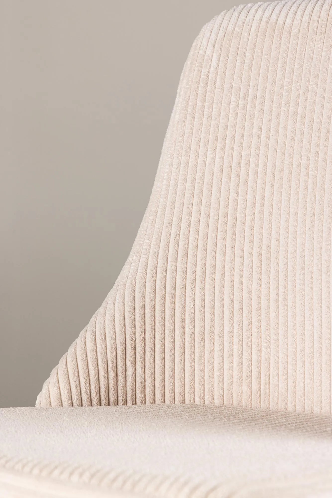Eleganter Leone Stuhl: Komfort trifft auf nachhaltiges Design.
