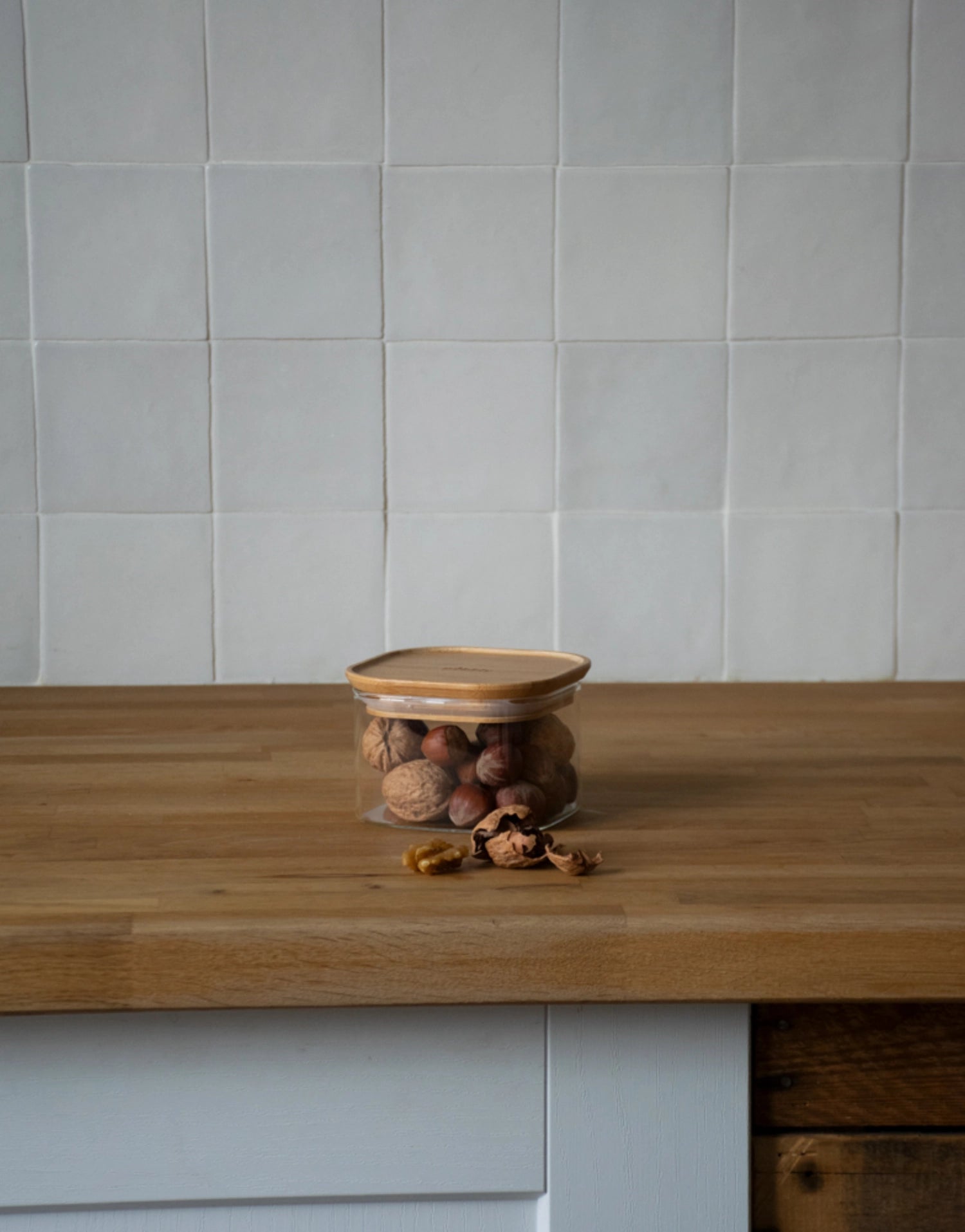 Stilvolles Pebbly Vorratsglas mit einem 0,5 l Fassungsvermögen und einem dekorativen Bambusdeckel, ideal für die Aufbewahrung von Lebensmitteln und Kleinigkeiten.