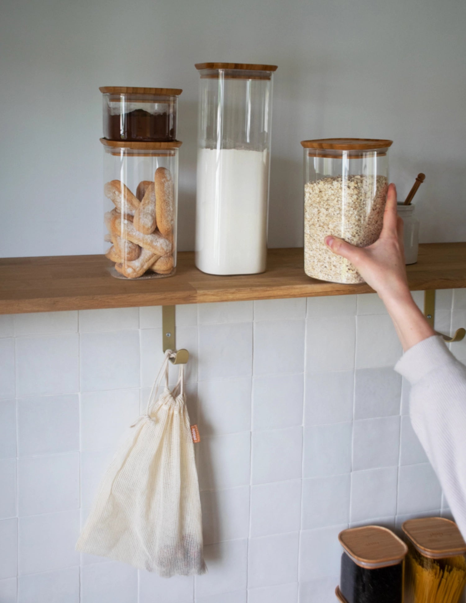 Elegantes Vorratsglas von Pebbly mit 0,5 l Volumen und einem ansprechenden Bambusdeckel, perfekt für die ordentliche Aufbewahrung von Snacks und kleinen Gegenständen.