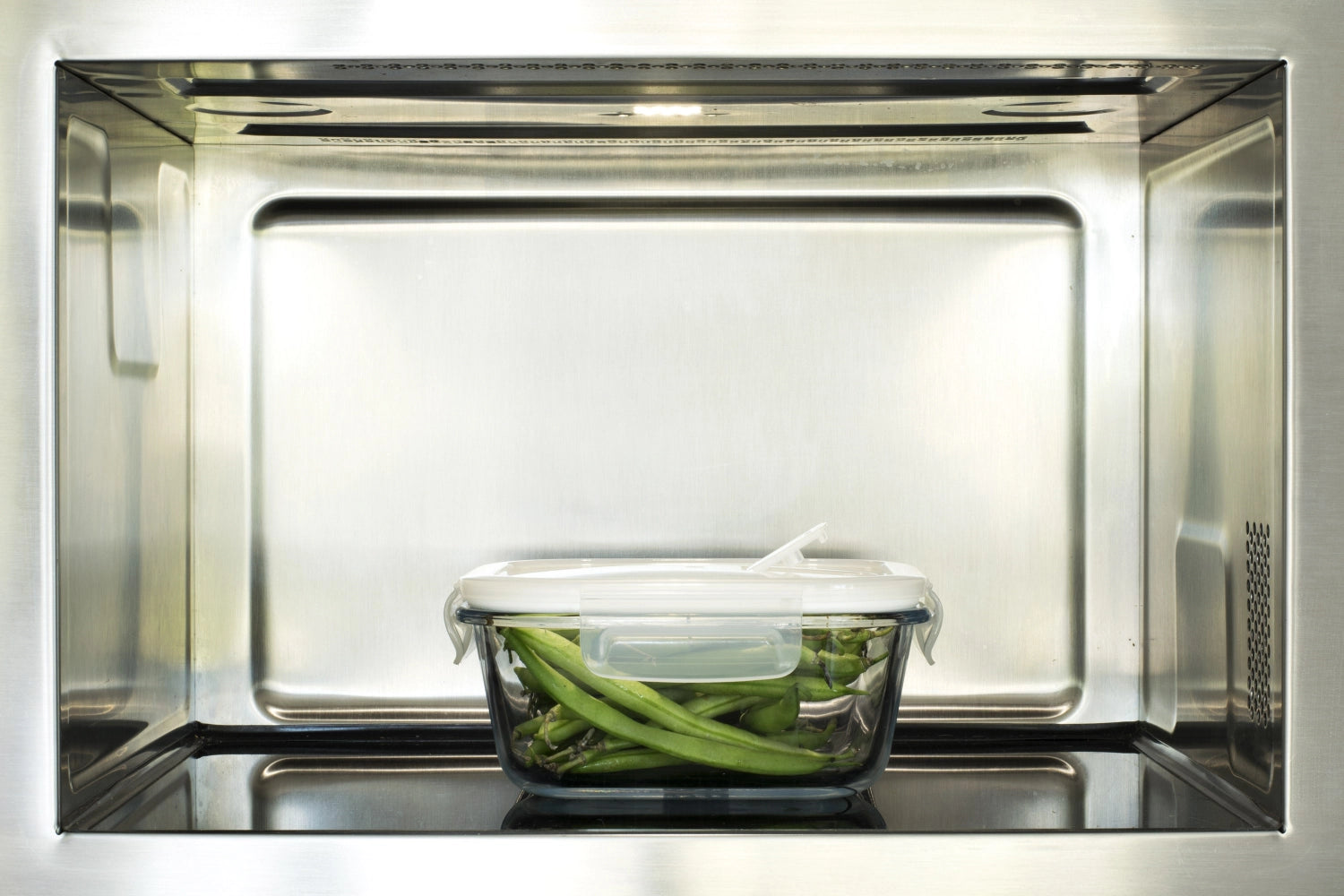 Transparente quadratische Vorratsdose aus Glas von Pebbly mit 80cl Volumen und praktischem Ventil, perfekt für frische Lebensmittelaufbewahrung.