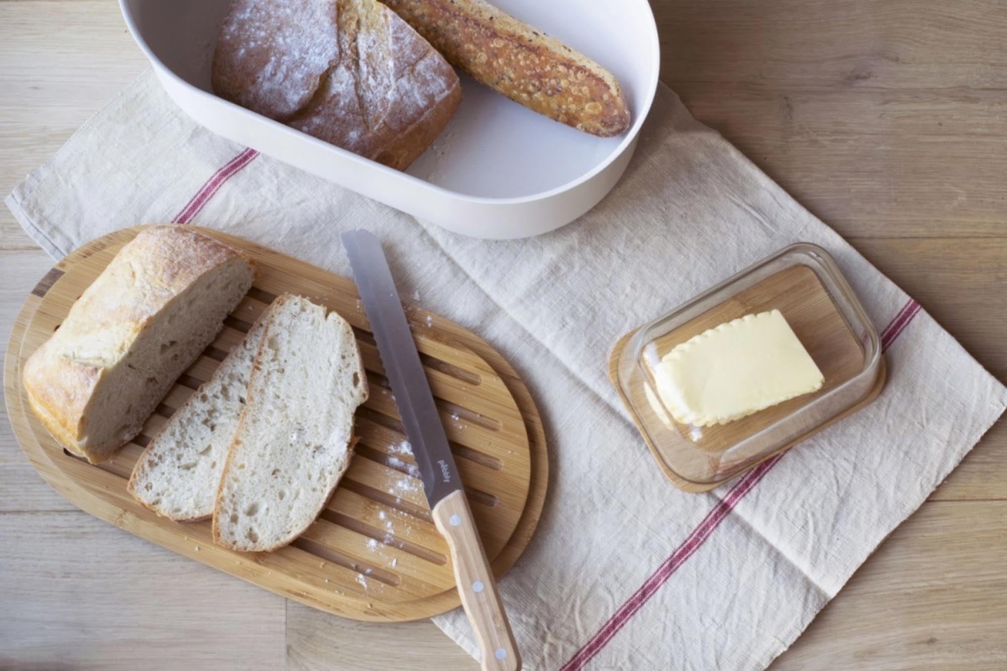 Entdecken Sie den Pebbly Brotkasten mit Schneidebrett, Messer und Brotbeutel – ideal für frisches Brot und stilvolle Aufbewahrung in Ihrer Küche.