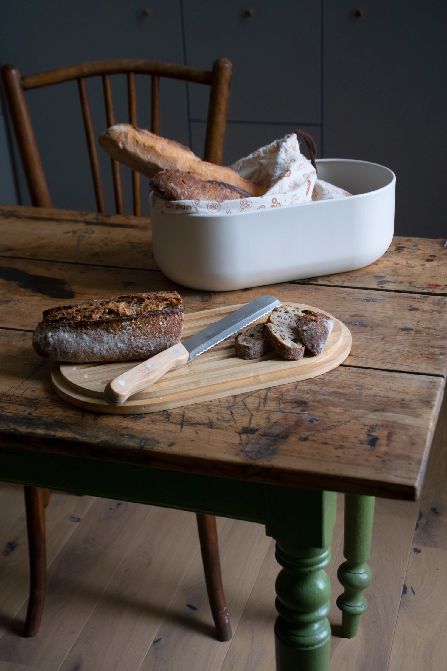 Eleganter Brotkasten in Cream von Pebbly, ausgestattet mit einem praktischen Schneidebrett, einem Messer und einem Brotbeutel – ideal für frisches Brot.