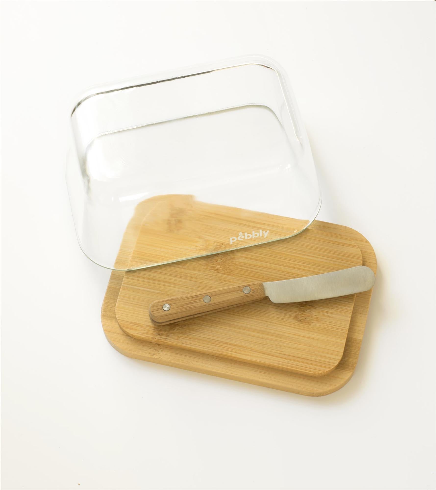 Elegante Pebbly Butterdose aus Bambus (13,5x9,5x6,5cm) mit Glasoberteil und Edelstahlmesser. Ideal für frische Butter, nachhaltig und pflegeleicht.