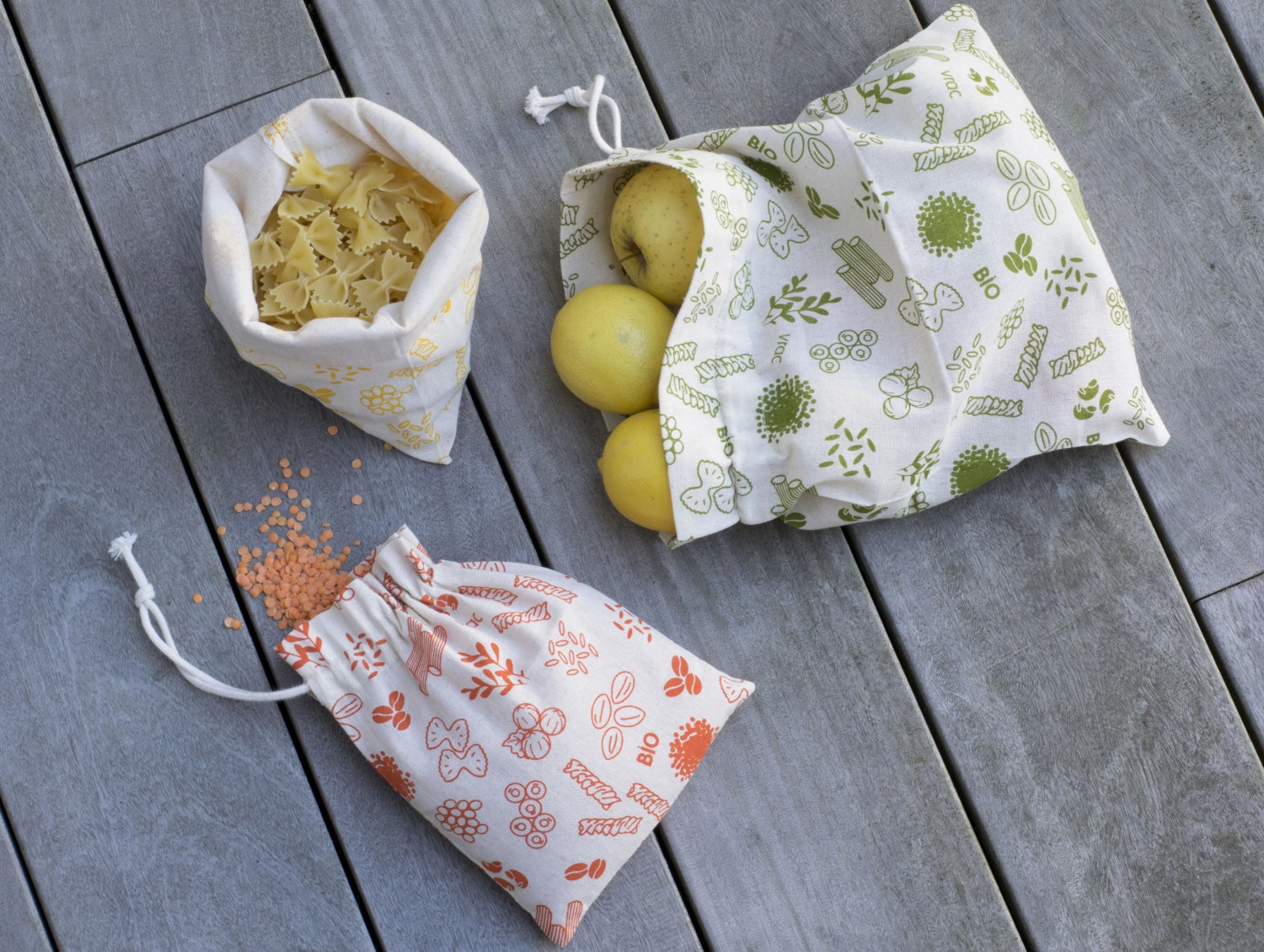 Der umweltfreundliche Pebbly Beutel aus Bio-Baumwolle (15x20cm) in fröhlichem Rot ist ideal für die nachhaltige Aufbewahrung von Lebensmitteln und Snacks.