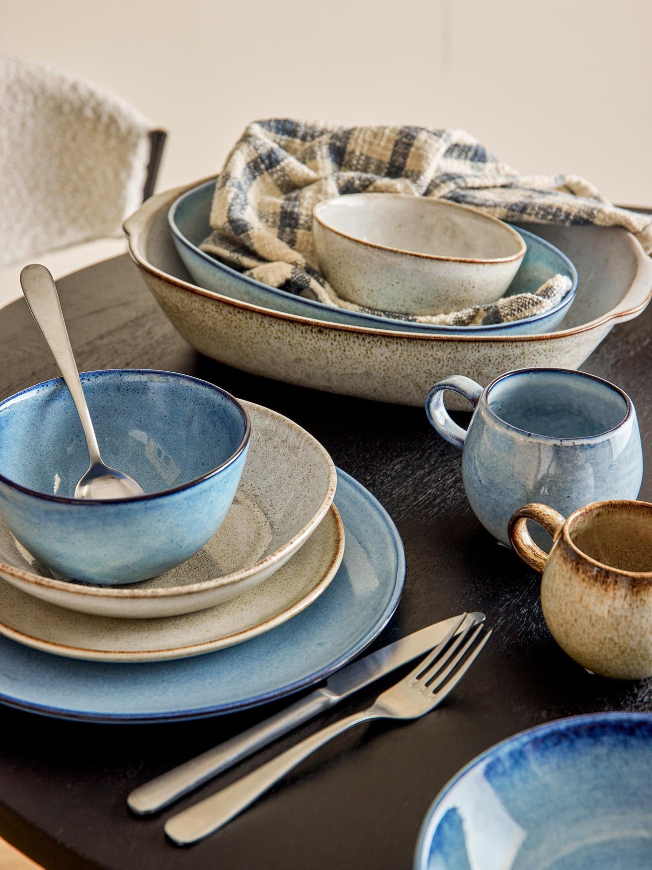 Handgefertigter Sandrine Becher in Blau aus robustem Steingut, ideal für jeden Anlass. Bringt Eleganz und Natürlichkeit auf Ihren Tisch.