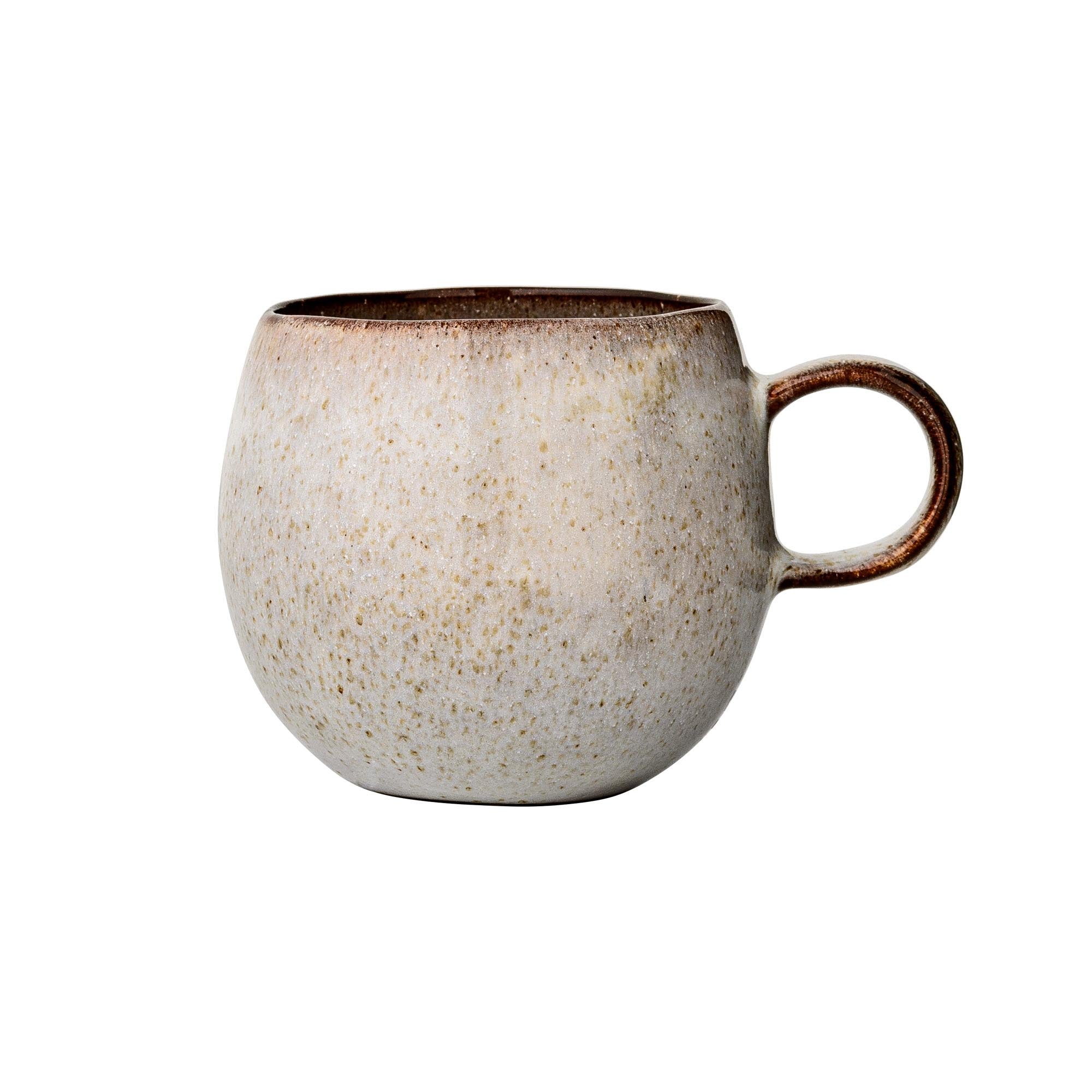 Entdecken Sie den stilvollen Sandrine Becher von Bloomingville aus robustem Steingut. Perfekt für Kaffee, Tee und als dekoratives Element im skandinavischen Design.