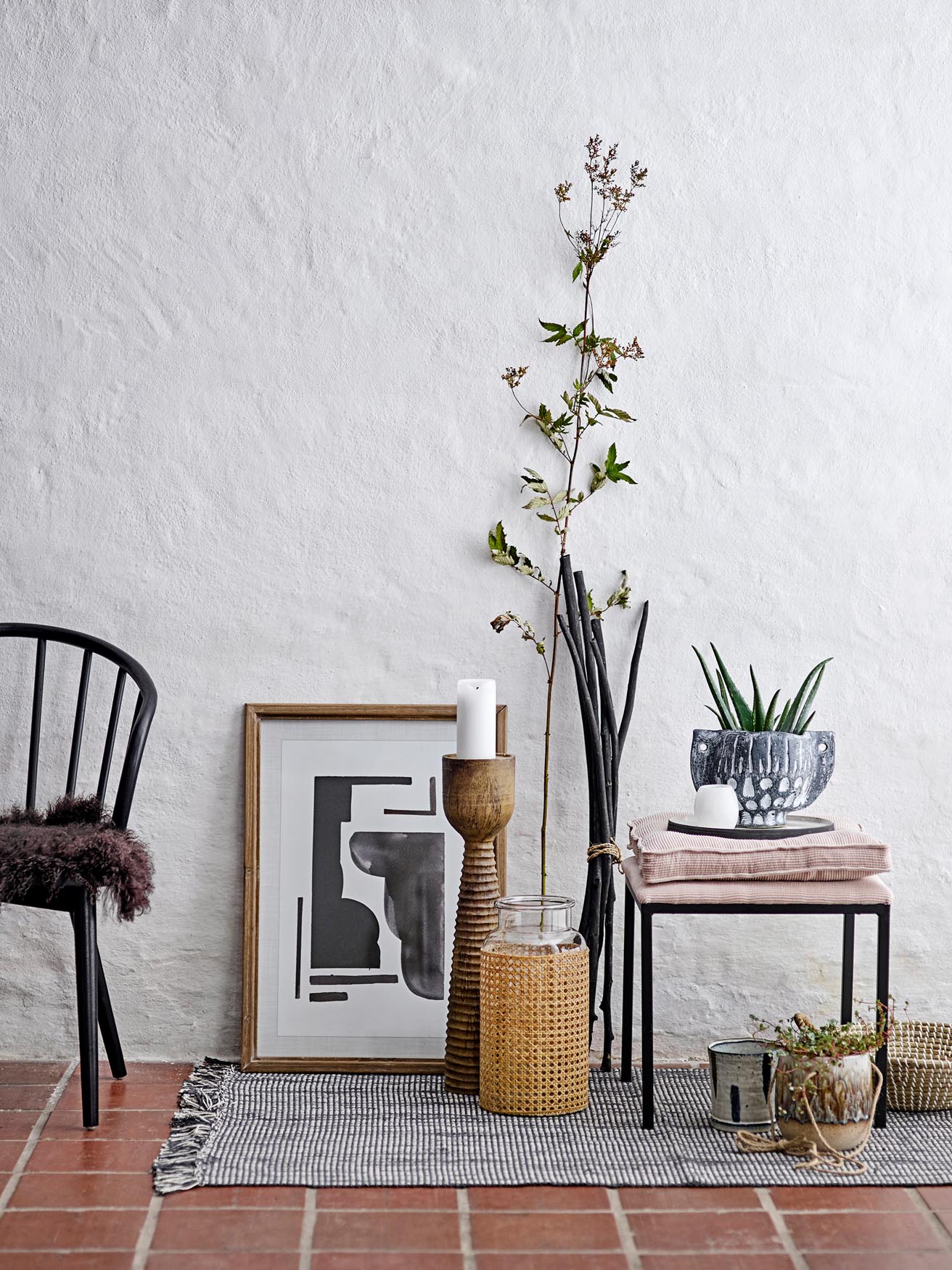 Die Anja Kerze von Bloomingville ist eine elegante weiße Parafinkerze, ideal für stilvolle Dekoration und gemütliche Atmosphäre.