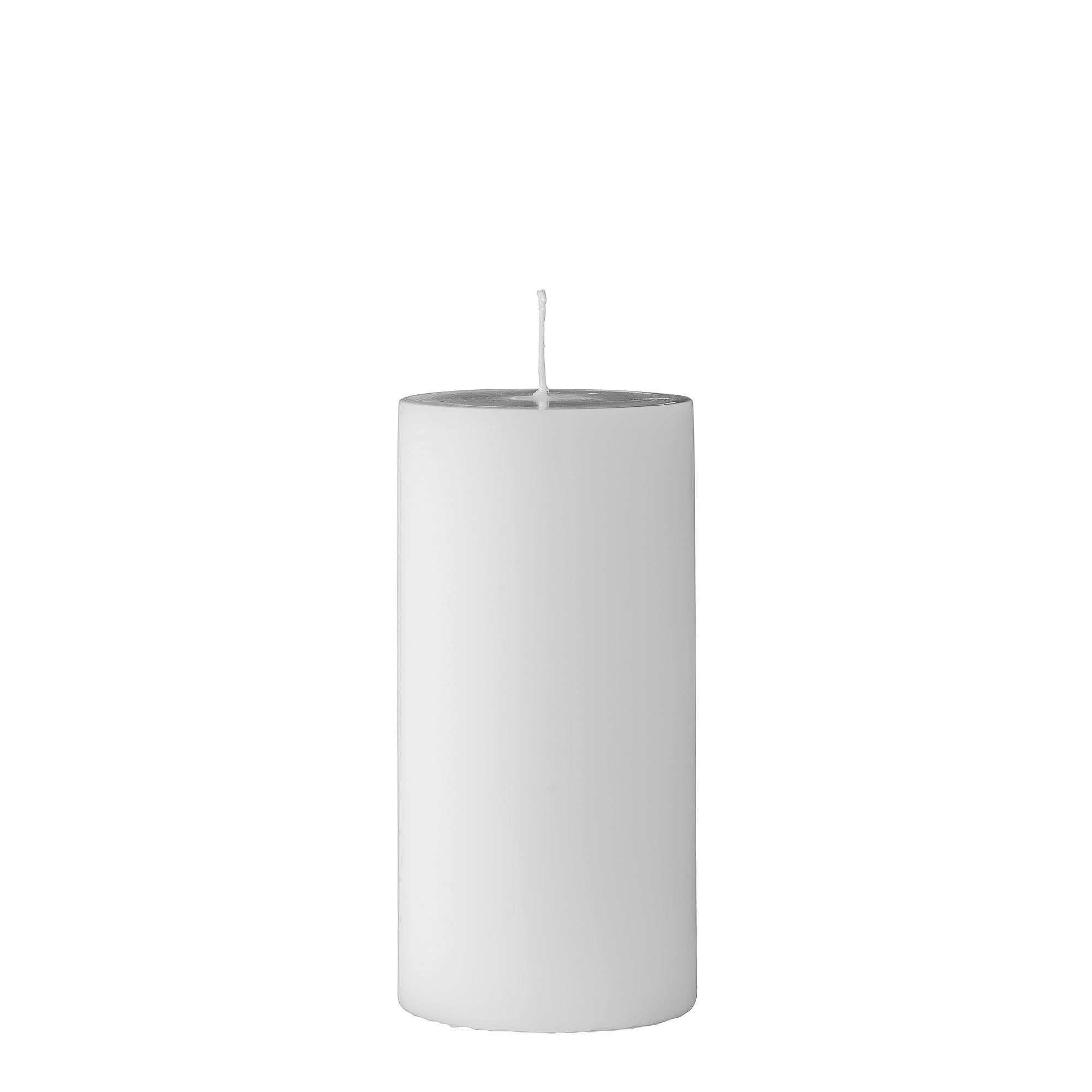 Entdecken Sie die elegante Anja Kerze in Weiß von Bloomingville. Hergestellt aus hochwertigem Paraffin, sorgt sie für gemütliches Licht und stilvolle Akzente.