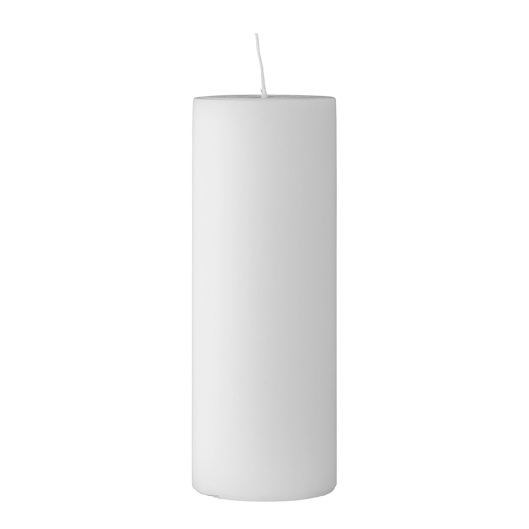 Die Anja Kerze von Bloomingville ist eine elegante weiße Parafinkerze, ideal für stilvolle und gemütliche Dekorationen.