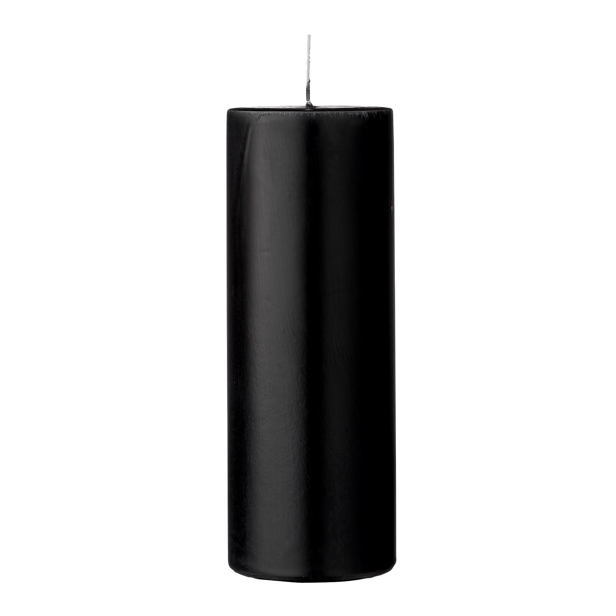 Die schwarze Anja Kerze von Bloomingville aus Paraffin verleiht jedem Raum eine elegante Note und sorgt für eine warme Atmosphäre.
