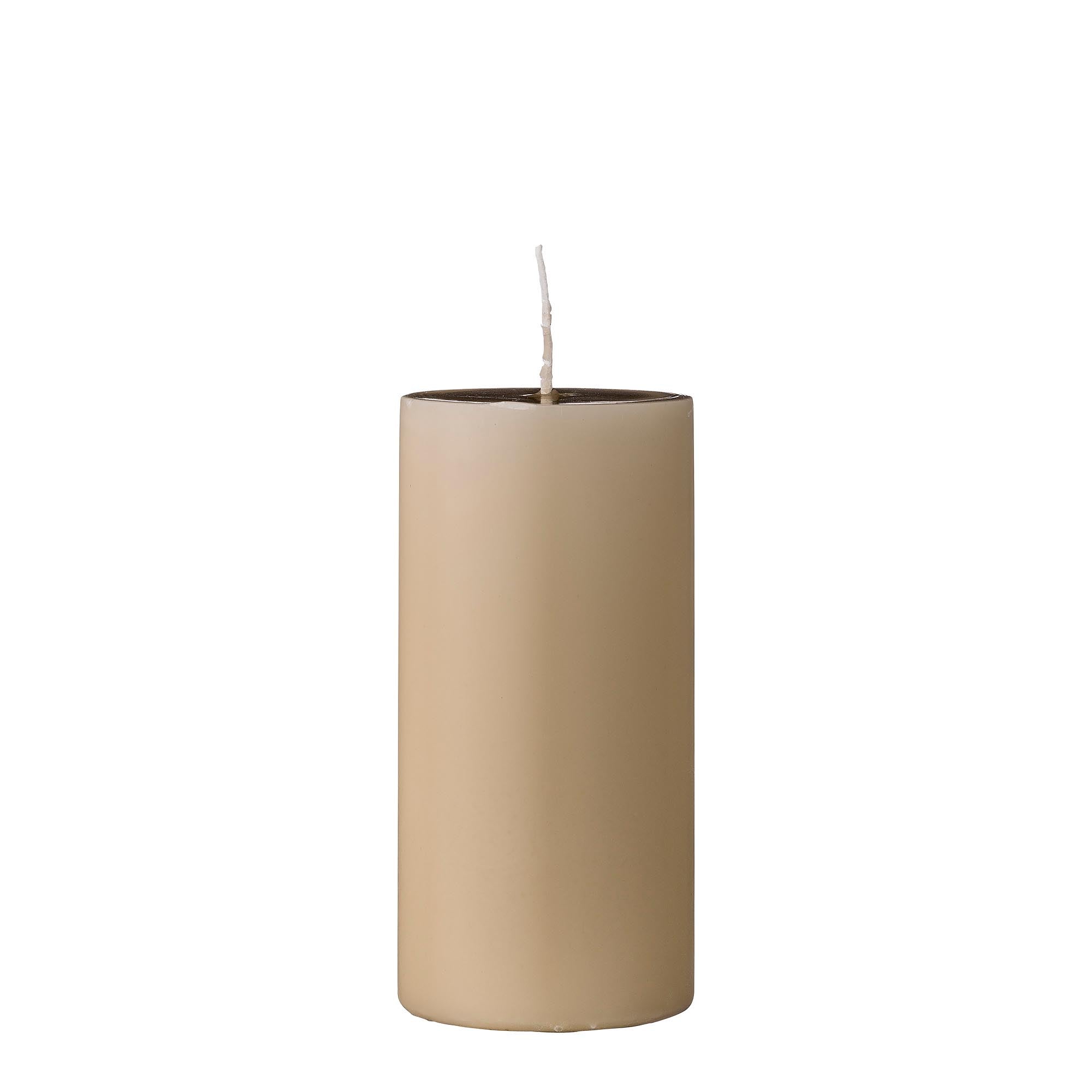 Entdecken Sie die elegante Anja Kerze von Bloomingville. Hochwertige Paraffinkerze für eine warme Atmosphäre in jedem Raum. Ideal für Dekoration und Entspannung.