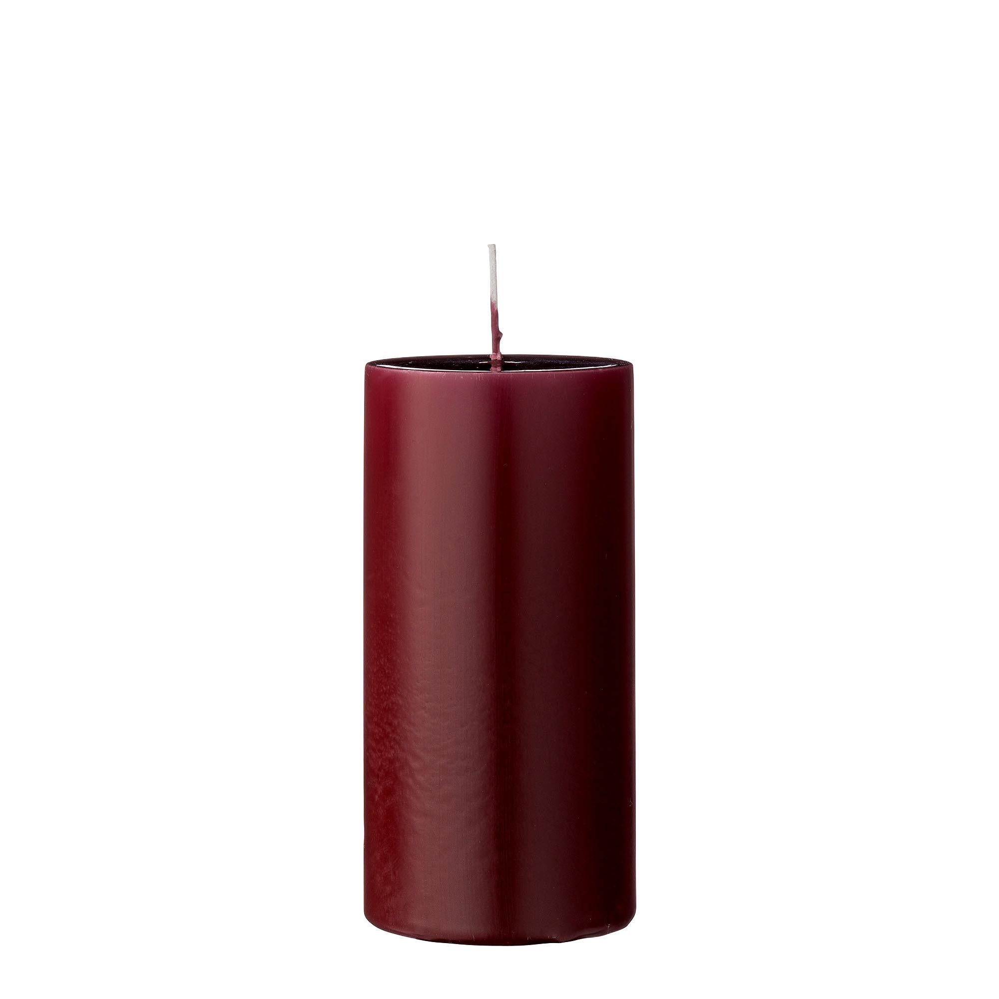 Verleihen Sie Ihrem Zuhause mit der Anja Kerze in Rot von Bloomingville einen Hauch von Eleganz. Hochwertiges Paraffin sorgt für stimmungsvolles Licht.