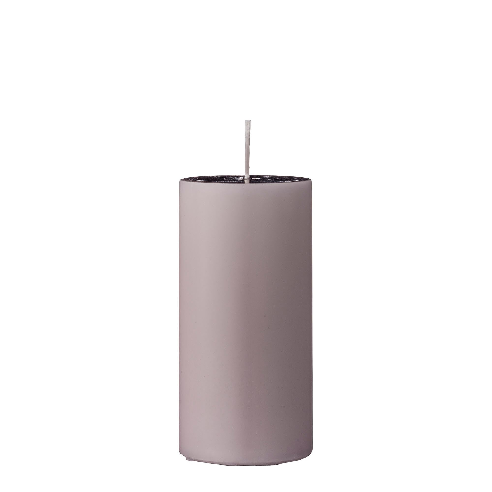 Die Anja Kerze von Bloomingville in Rosé aus Paraffin verleiht Ihrem Zuhause eine elegante und warme Atmosphäre.