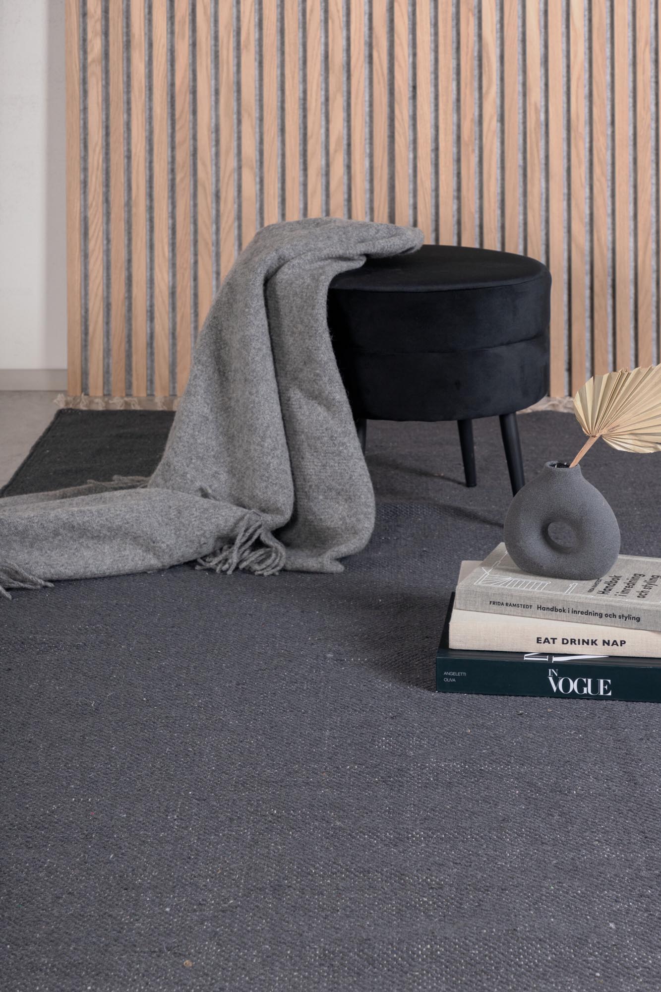 Panipat Teppich in Dunkelgrau präsentiert im Onlineshop von KAQTU Design AG. Teppich ist von Venture Home