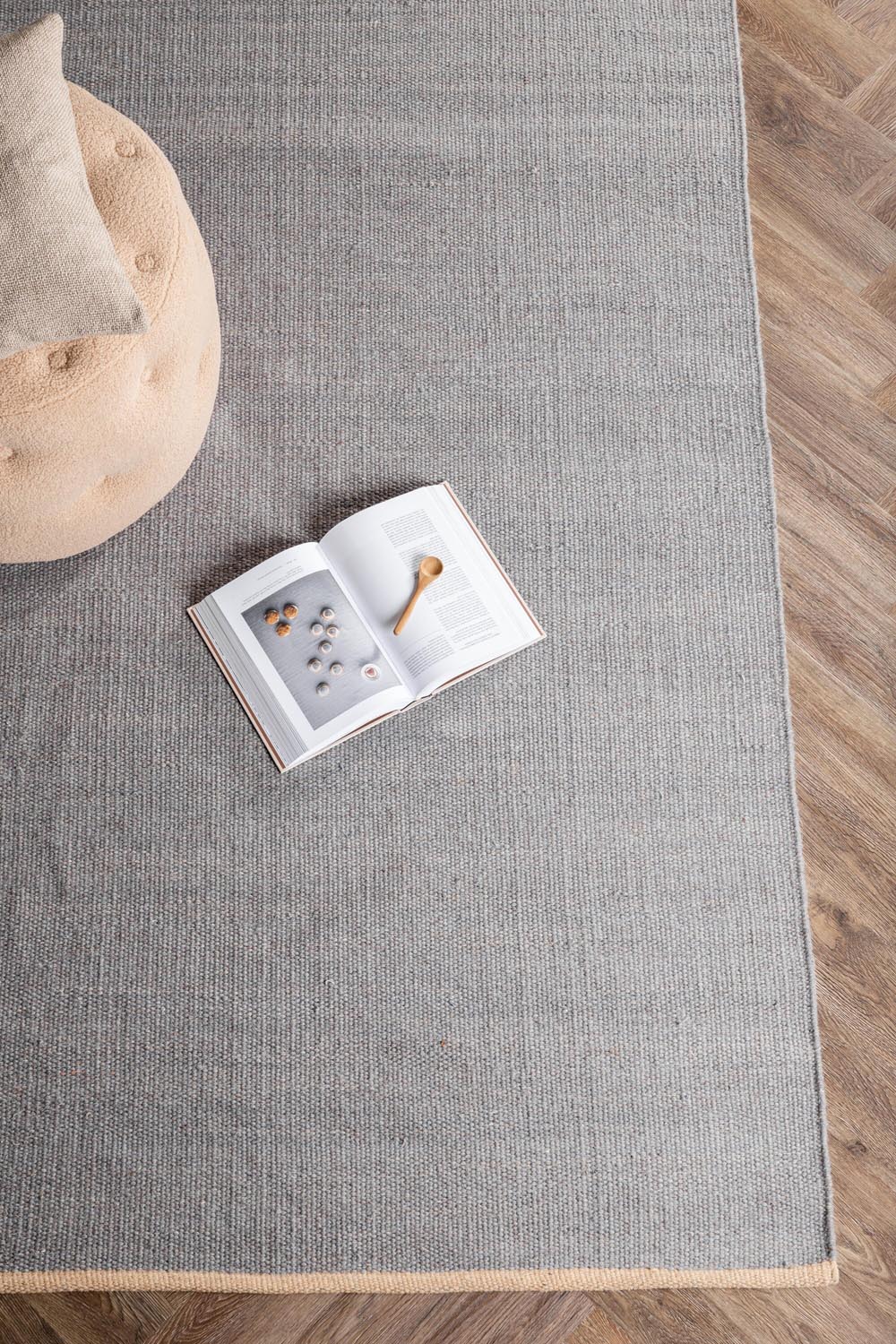 Jaipur Teppich in Hellgrau präsentiert im Onlineshop von KAQTU Design AG. Teppich ist von Venture Home