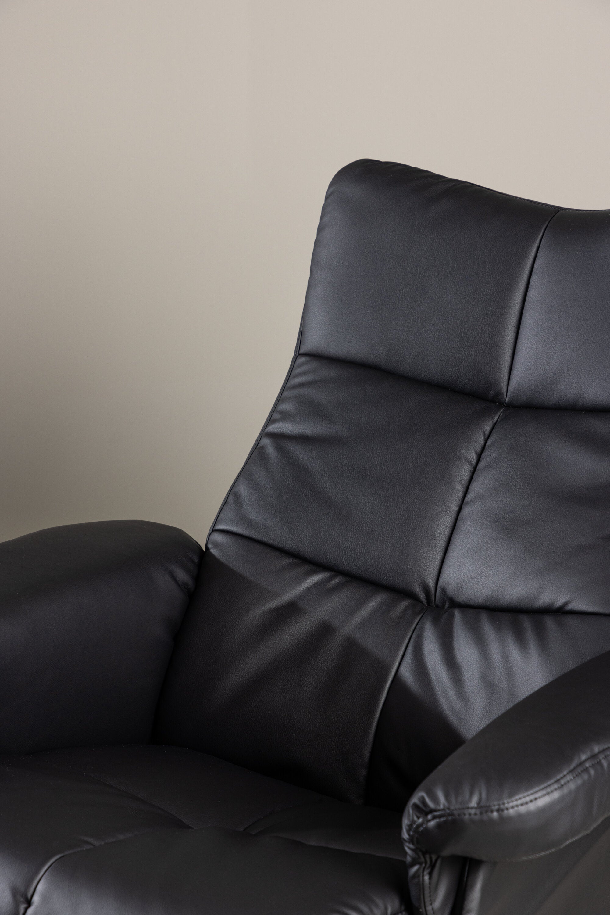 Sven Sessel in Schwarz präsentiert im Onlineshop von KAQTU Design AG. Sessel mit Armlehnen ist von Venture Home