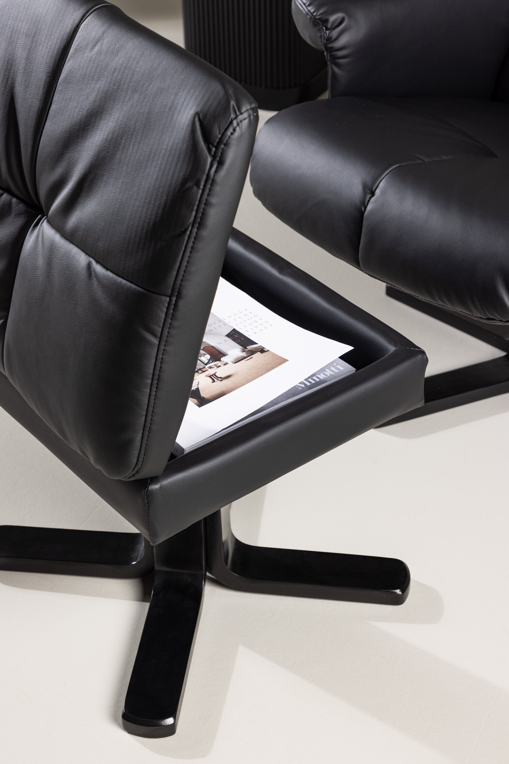 Sven Sessel in Schwarz präsentiert im Onlineshop von KAQTU Design AG. Sessel mit Armlehnen ist von Venture Home