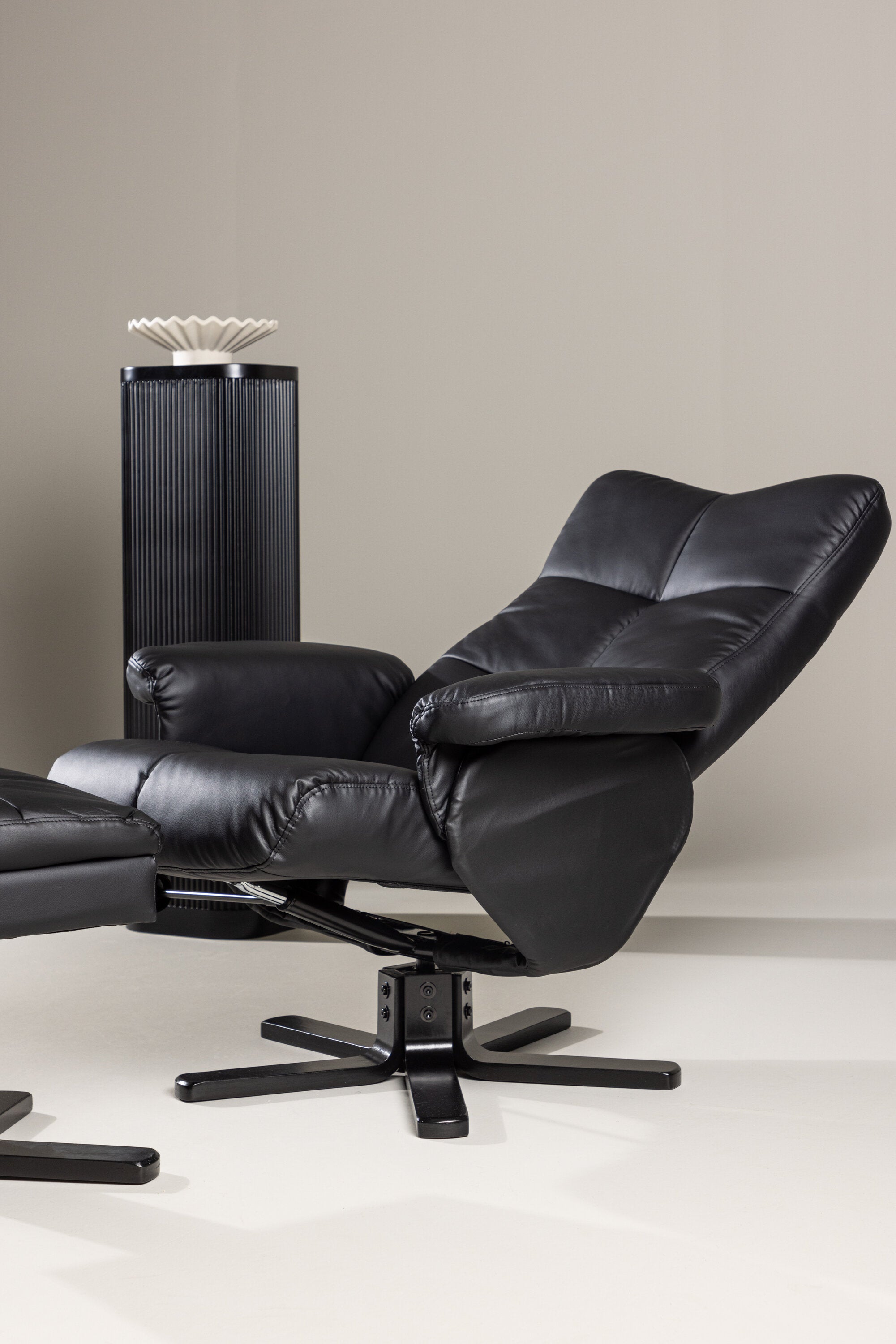 Sven Sessel in Schwarz präsentiert im Onlineshop von KAQTU Design AG. Sessel mit Armlehnen ist von Venture Home