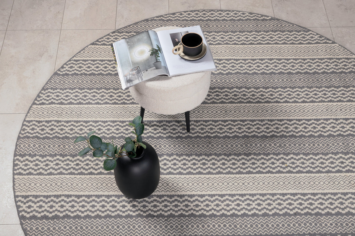 Sishu Teppich in Hellgrau präsentiert im Onlineshop von KAQTU Design AG. Teppich ist von Venture Home