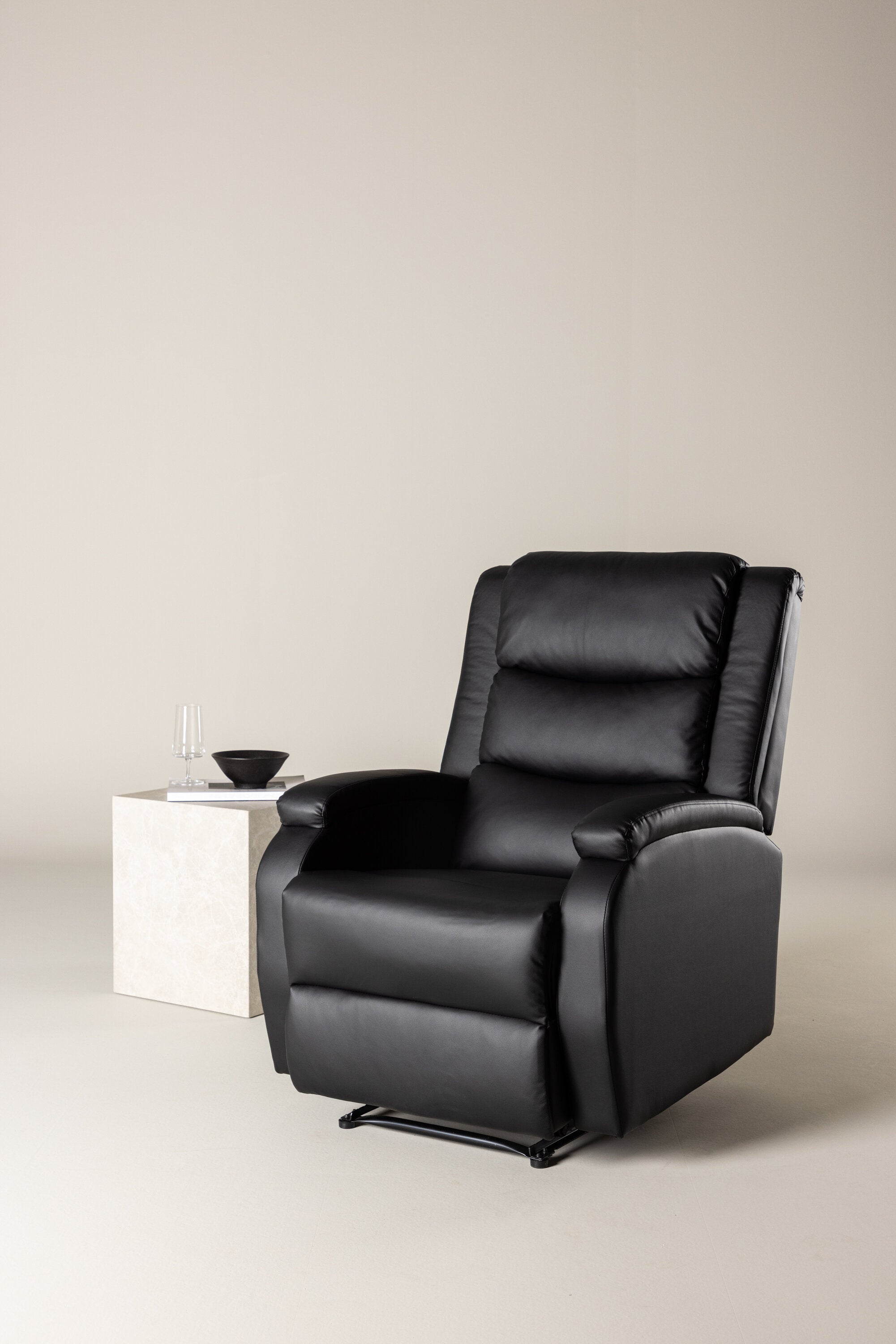 Bengt Sessel in Schwarz präsentiert im Onlineshop von KAQTU Design AG. Sessel mit Armlehnen ist von Venture Home