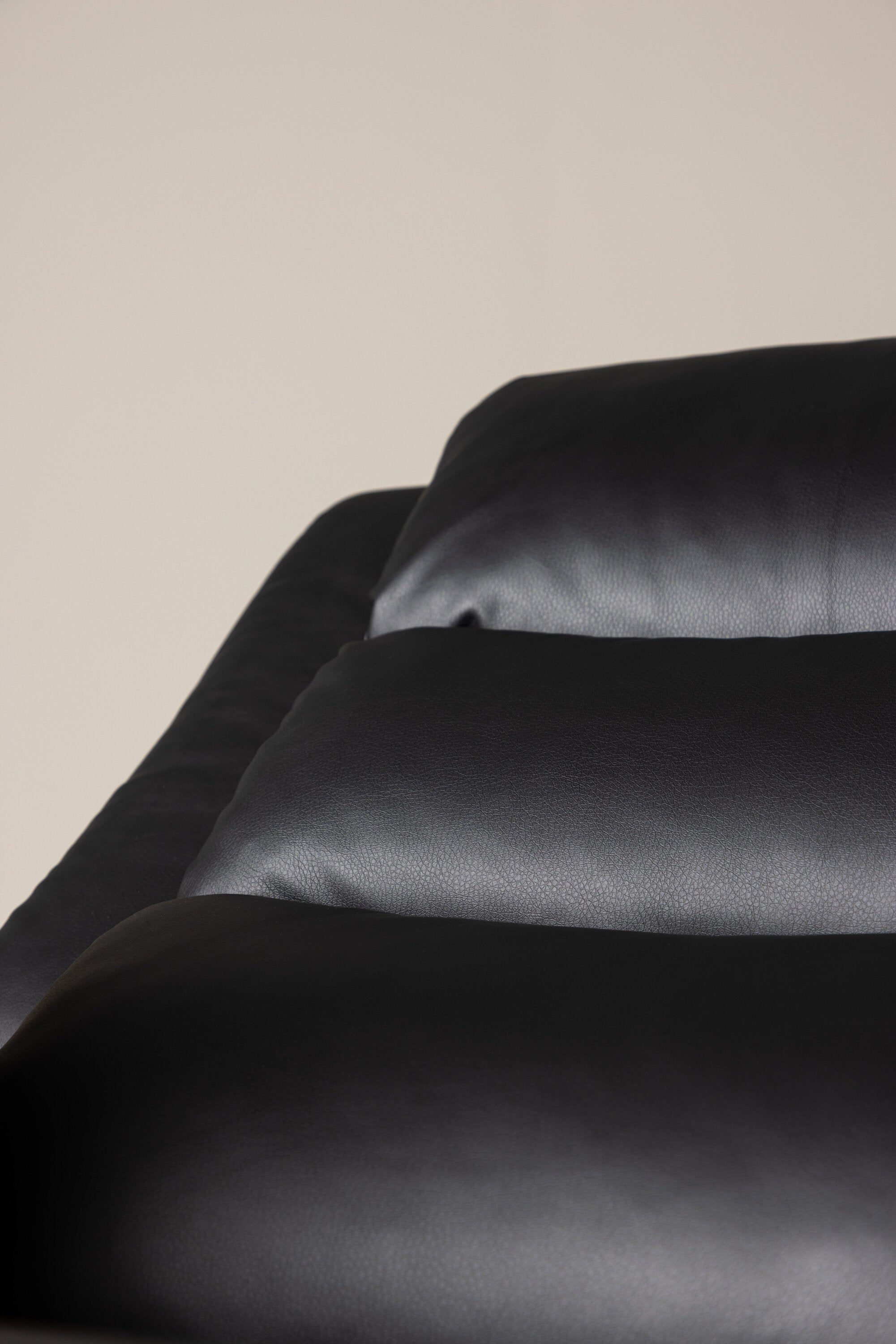 Bengt Sessel in Schwarz präsentiert im Onlineshop von KAQTU Design AG. Sessel mit Armlehnen ist von Venture Home