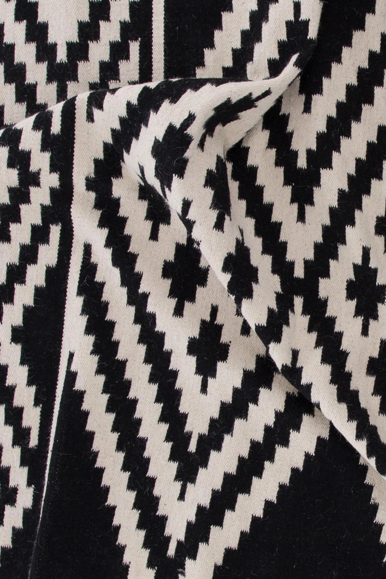 Indari Teppich in Schwarz präsentiert im Onlineshop von KAQTU Design AG. Teppich ist von Venture Home