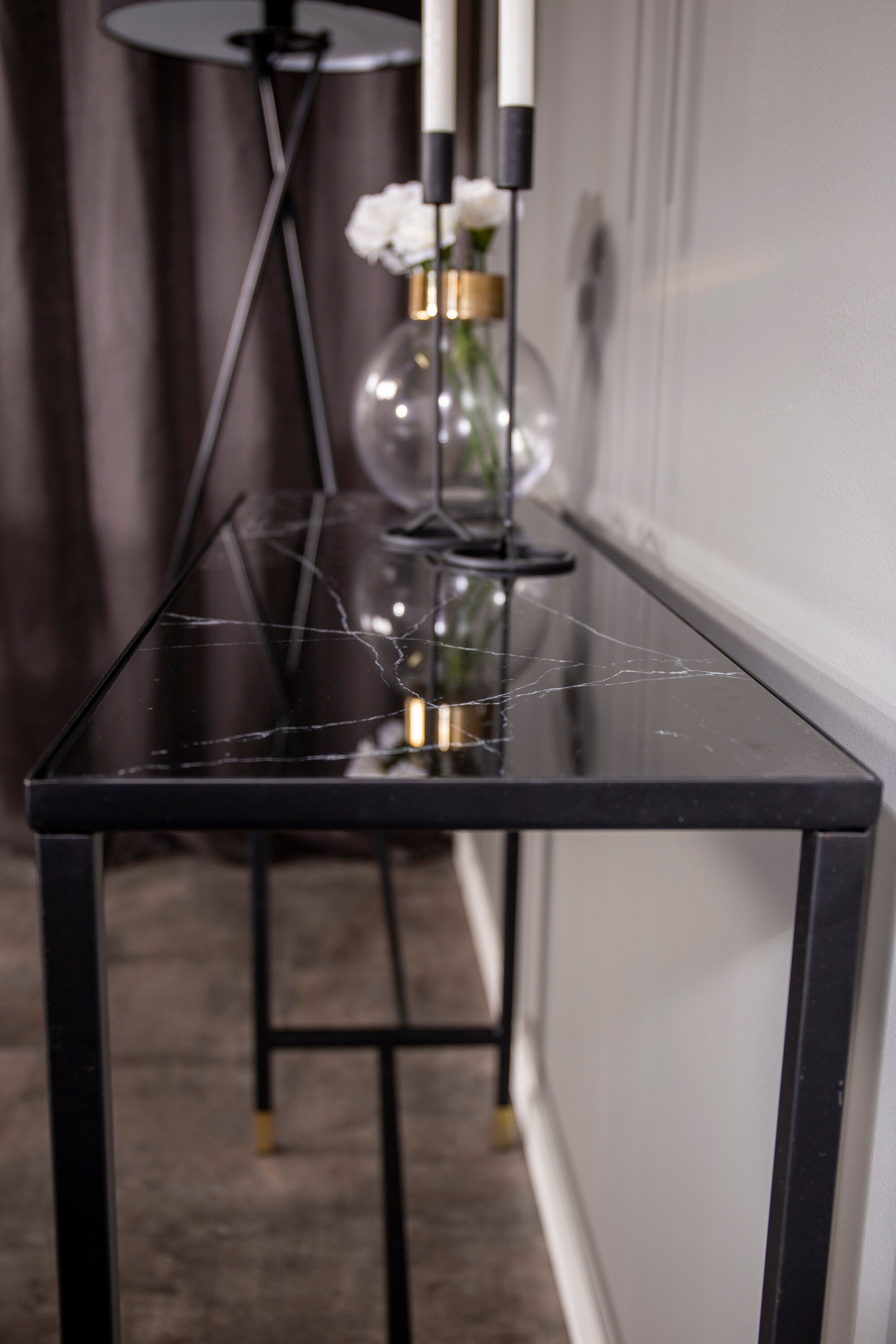 Dipp Beistelltisch in Schwarz/Gold präsentiert im Onlineshop von KAQTU Design AG. Beistelltisch ist von Venture Home