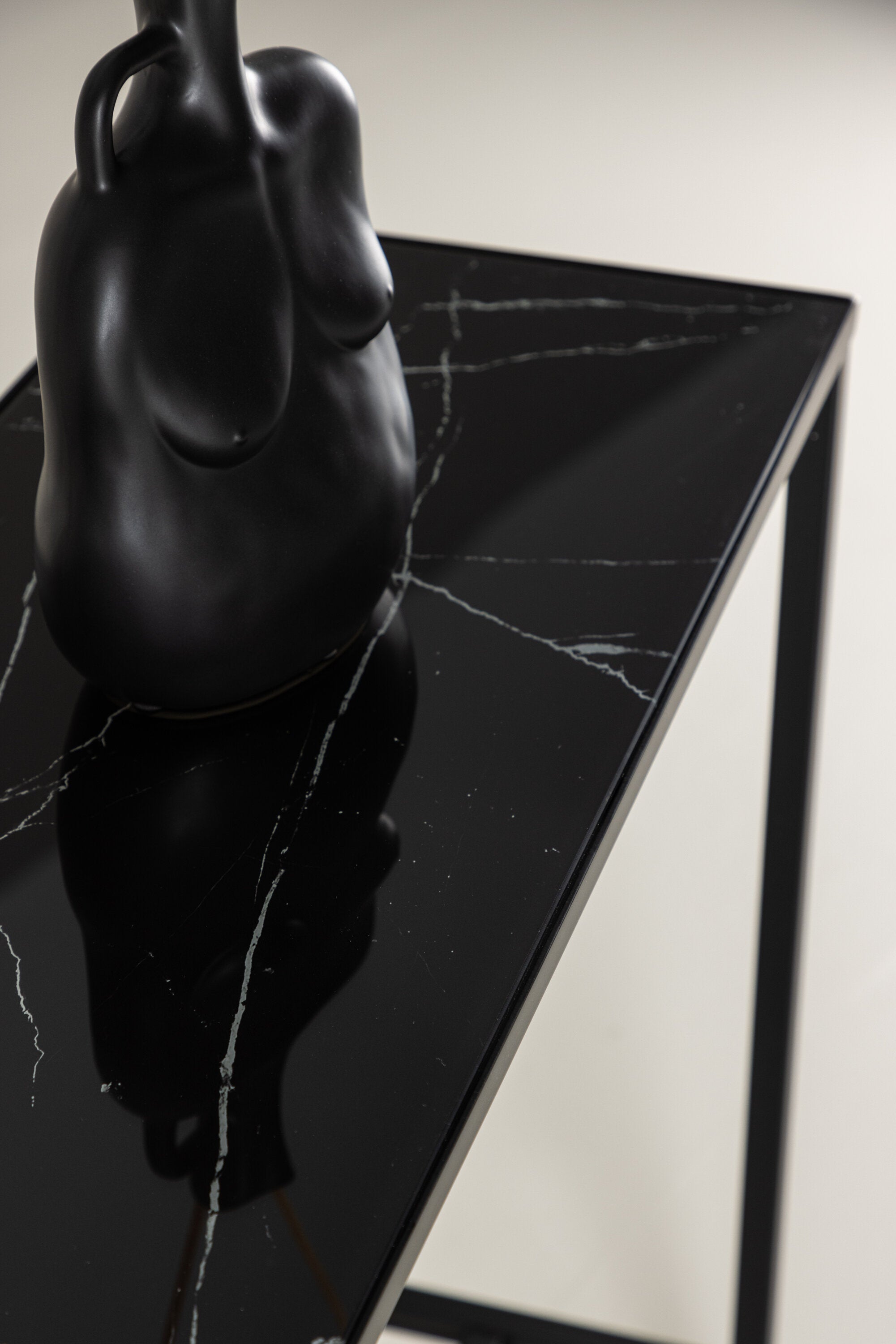 Dipp Beistelltisch in Schwarz/Gold präsentiert im Onlineshop von KAQTU Design AG. Beistelltisch ist von Venture Home