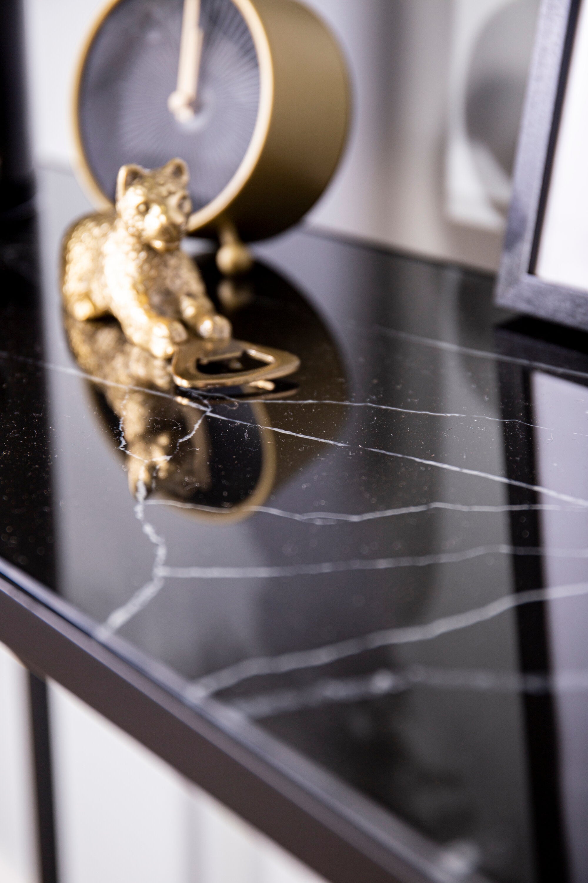 Dipp Beistelltisch in Schwarz/Gold präsentiert im Onlineshop von KAQTU Design AG. Beistelltisch ist von Venture Home