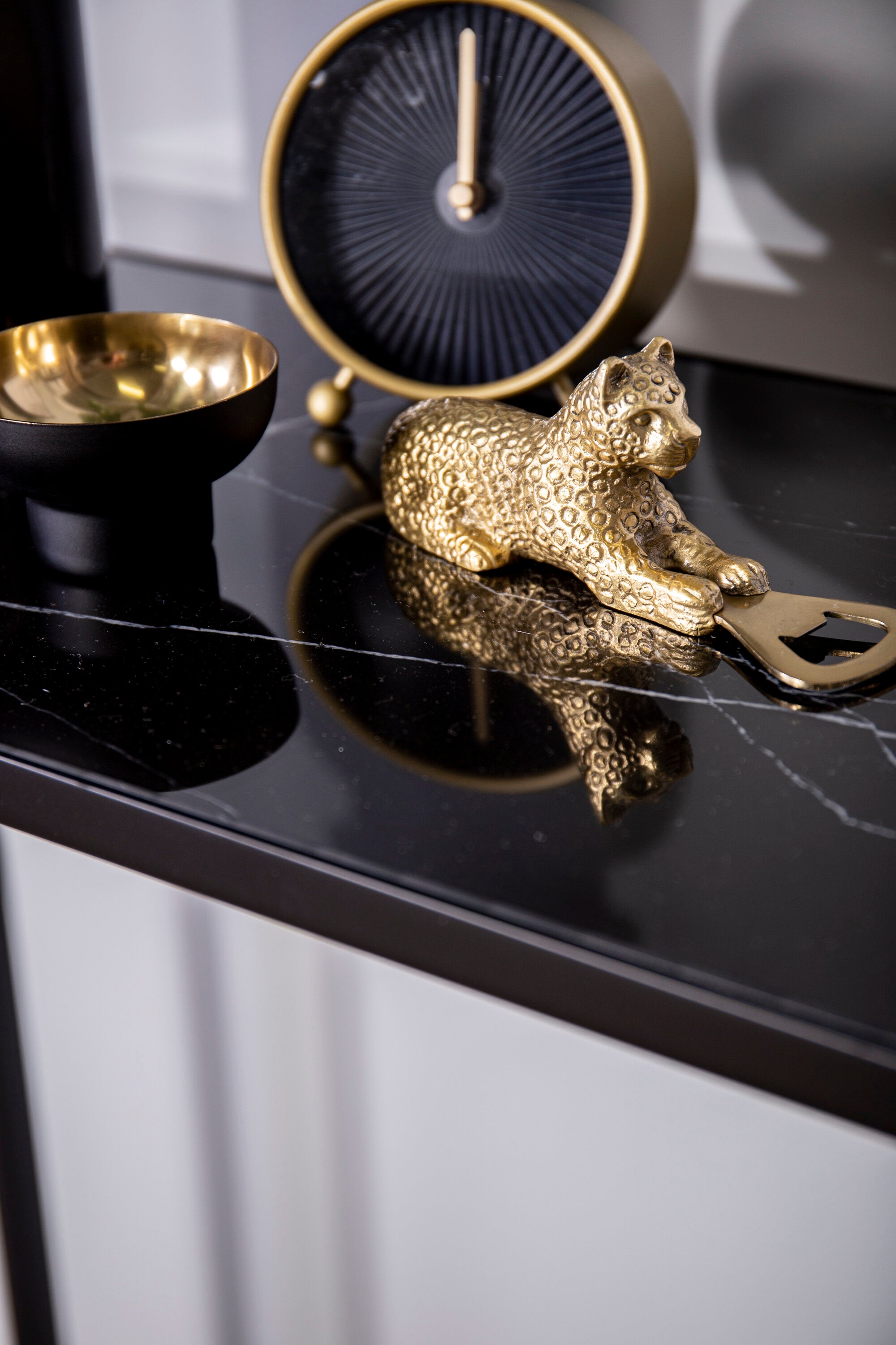 Dipp Beistelltisch in Schwarz/Gold präsentiert im Onlineshop von KAQTU Design AG. Beistelltisch ist von Venture Home