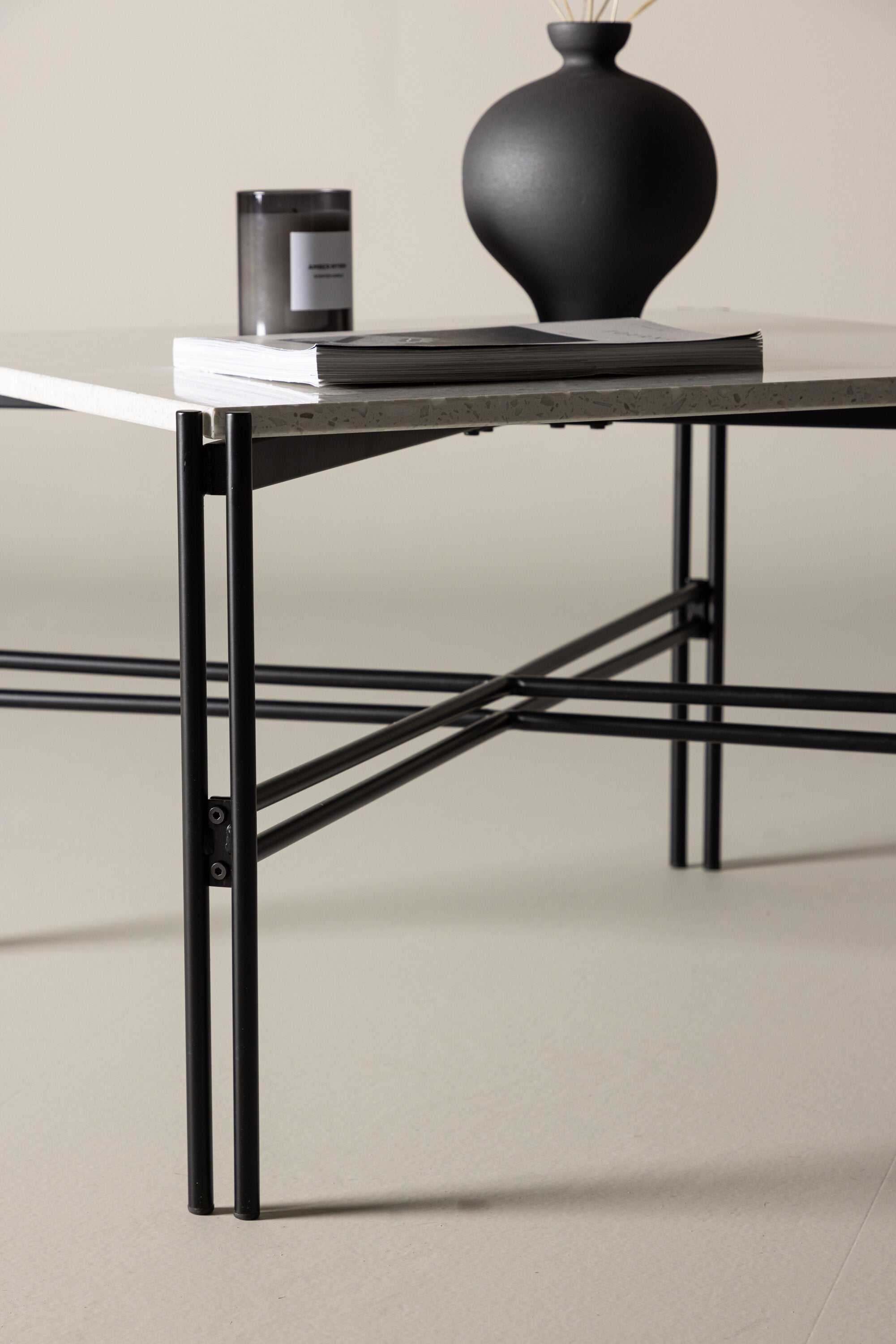 Razzia Coffee Tisch in Weiss präsentiert im Onlineshop von KAQTU Design AG. Beistelltisch ist von Venture Home